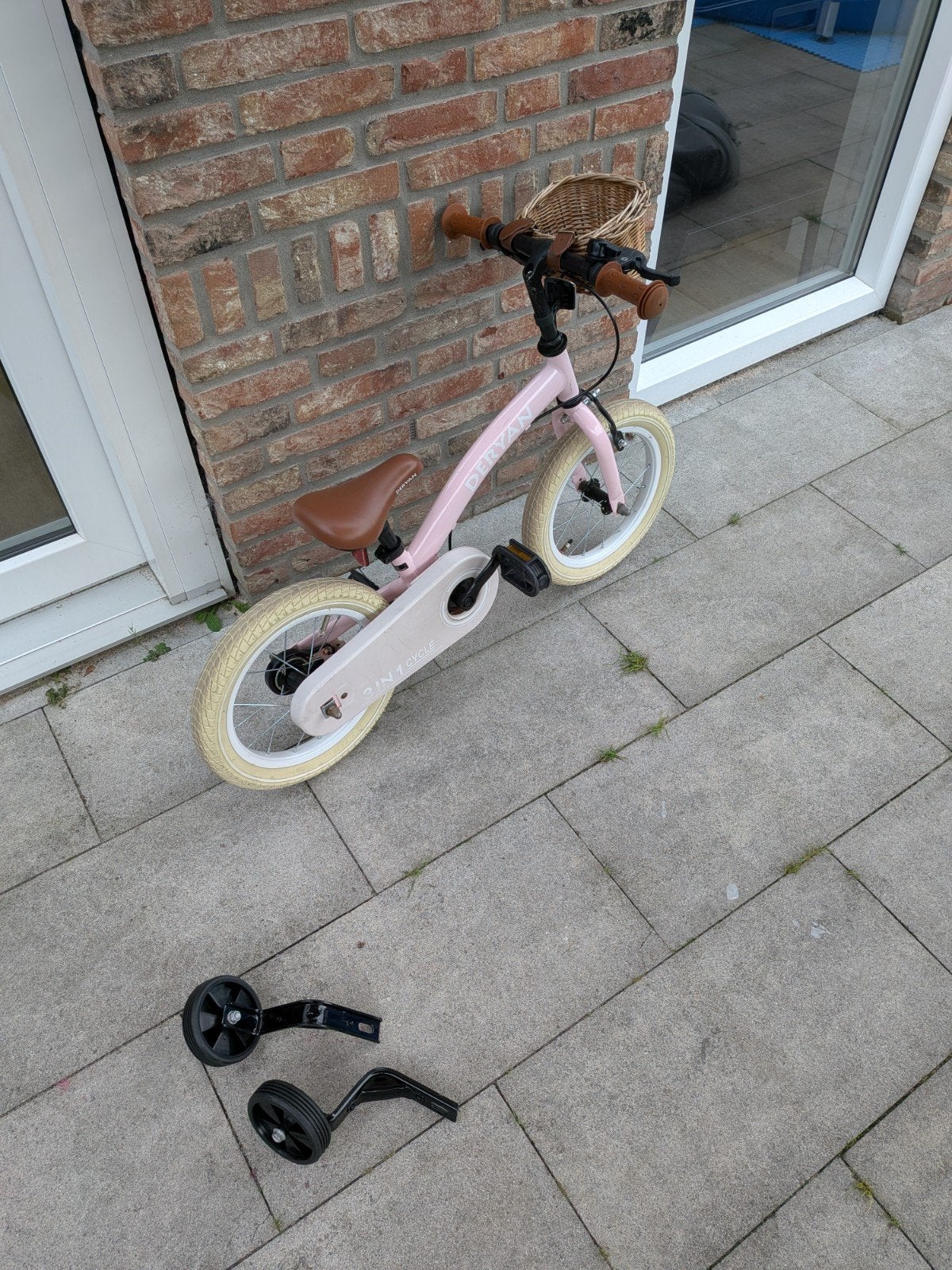 Roze kinderfiets met mandje en zijwieltjes, Zijwieltjes, 16 tot 20 inch, Velgrem, Ophalen of Verzenden