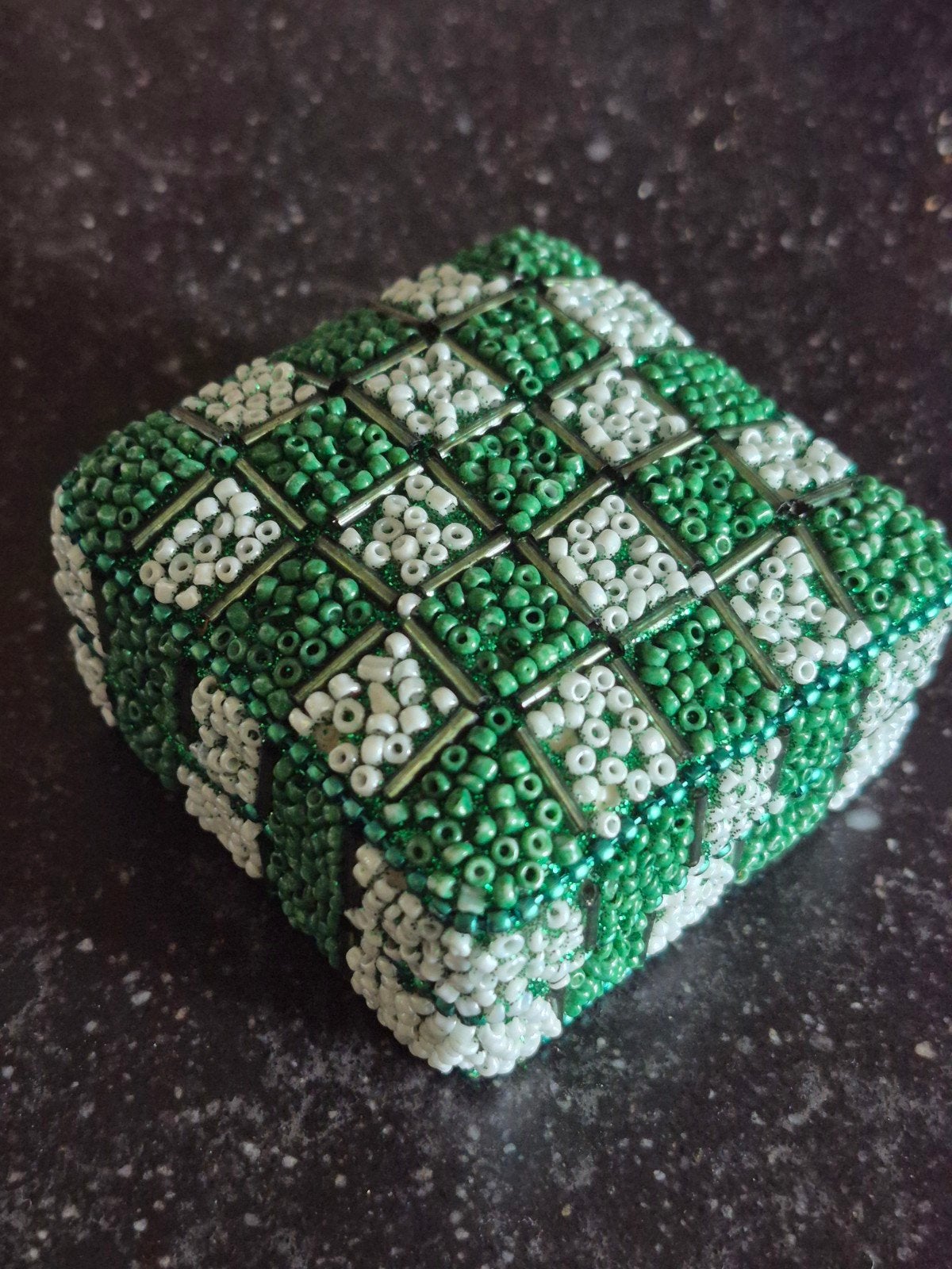 Klein sieraden doosje nieuw met kraaltjes groen, wit!, Sieraden, Tassen en Uiterlijk, Nieuw, Ophalen of Verzenden, Kleiner dan 17