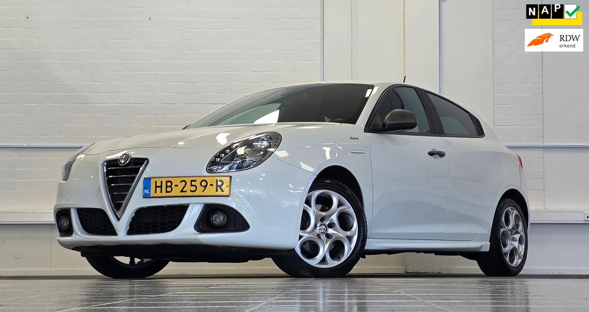 Alfa Romeo Giulietta 1.4 T Sprint 170pk A/T 2e Eigenaar Trek, Automatische klimaatregeling, 4 cilinders, Alcantara, Wit