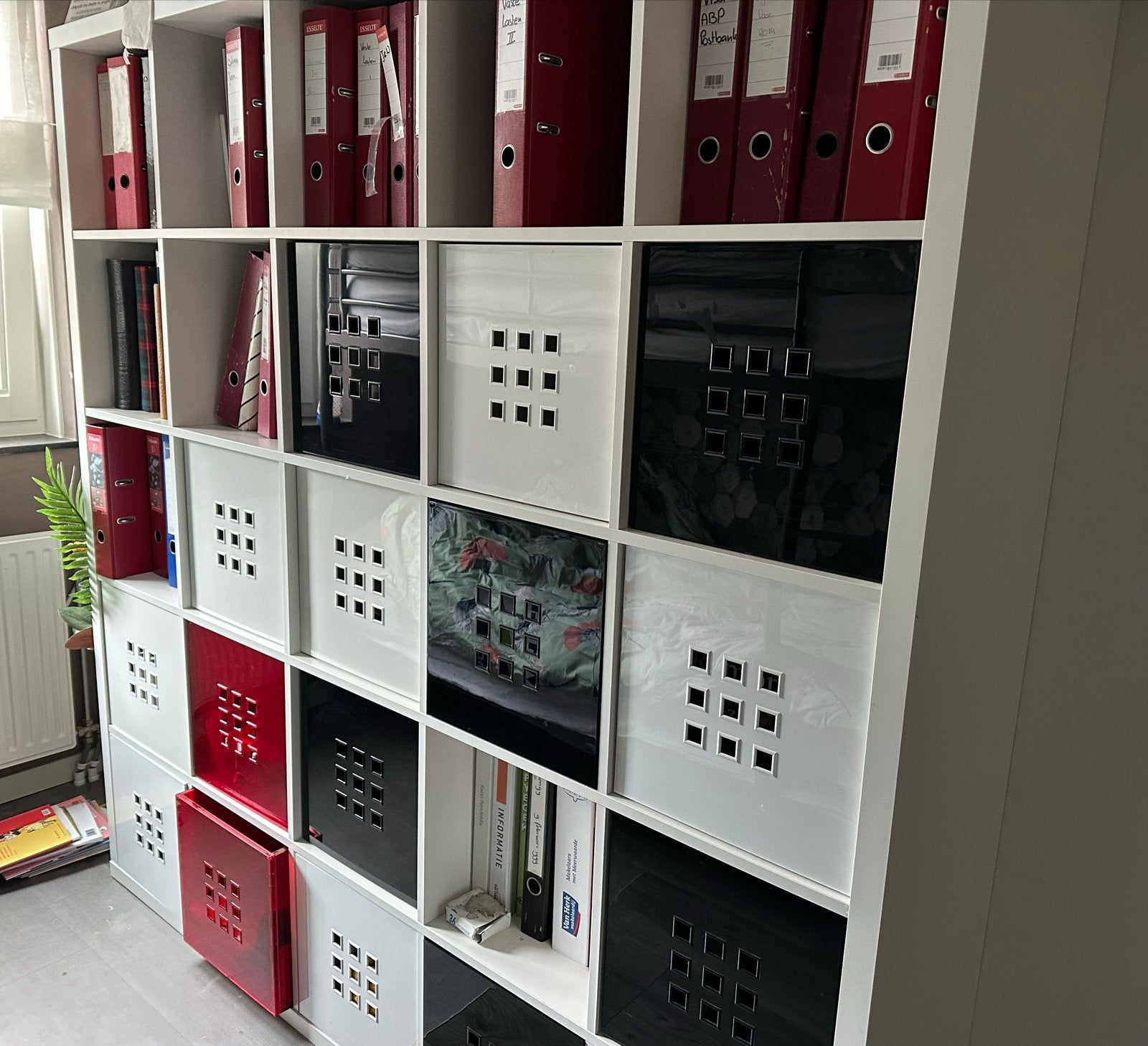 IKEA Blokkenkast met 25 vakken en 16 opbergboxen, Huis en Inrichting, Kasten | Boekenkasten, Ophalen, Gebruikt, 100 tot 150 cm