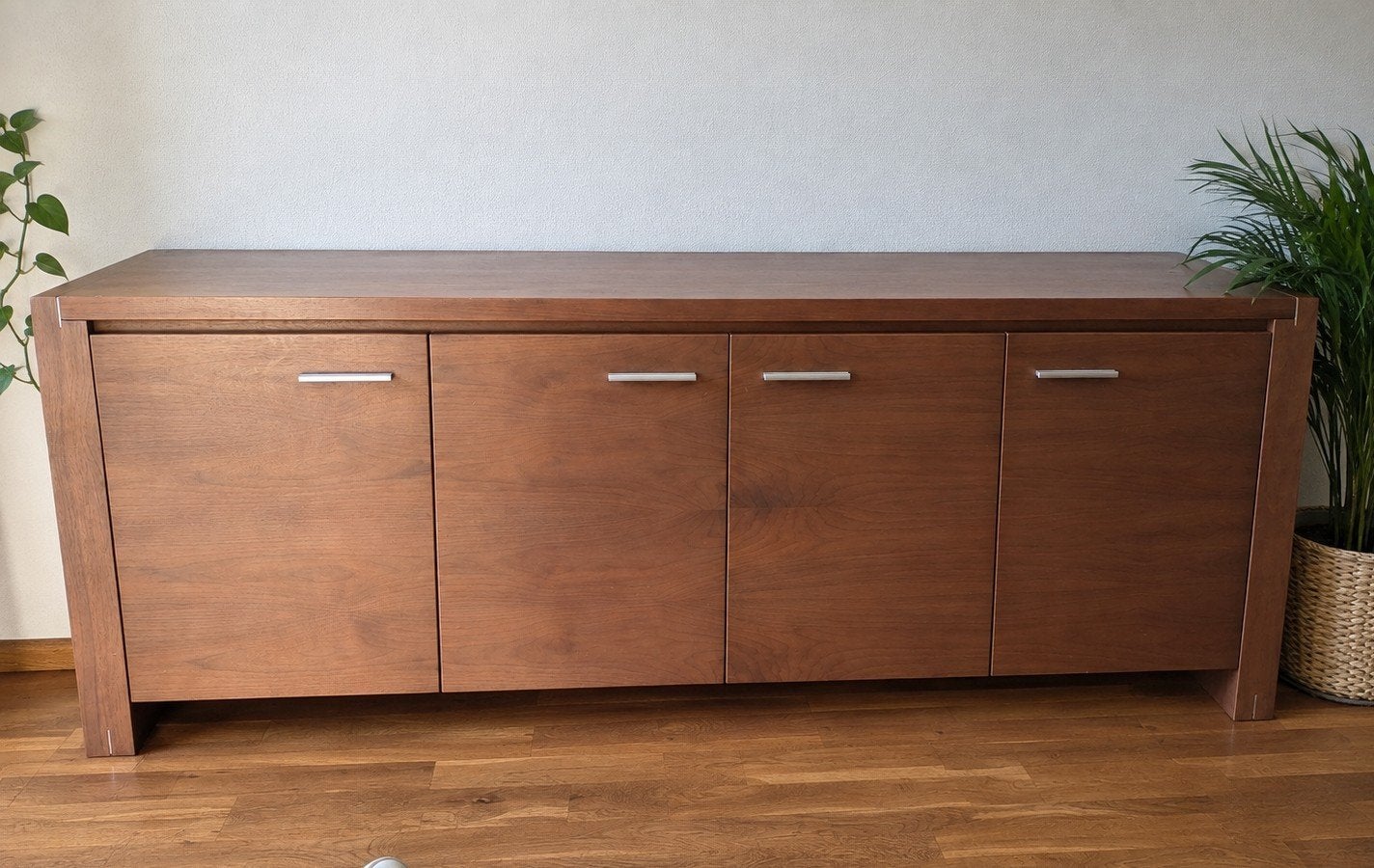 Dressoir noten fineer met RVS details - Piet Klerkx, 200 cm of meer, 50 tot 75 cm, Ophalen, Overige houtsoorten