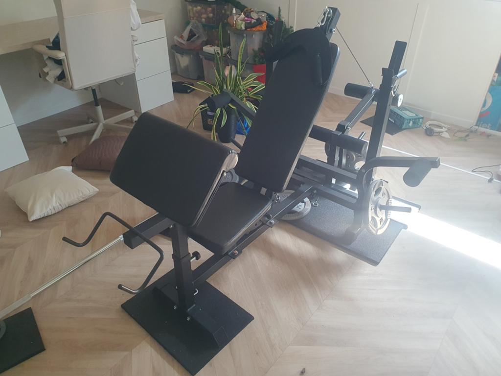 Prachtige krachtstation met dumbell en haltersets 100kg!, Sport en Fitness, Ophalen, Zo goed als nieuw, Krachtstation