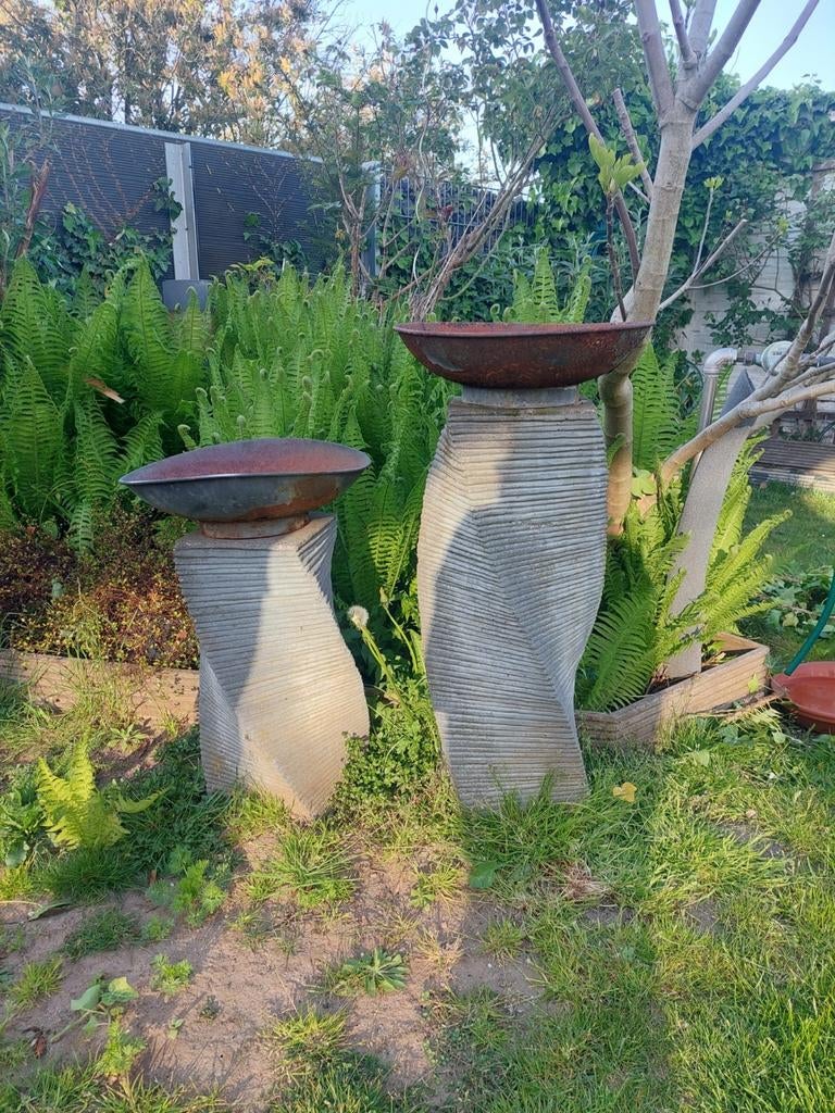 2 robuuste tuinzuilen met metalen schalen, Ophalen of Verzenden, Gebruikt