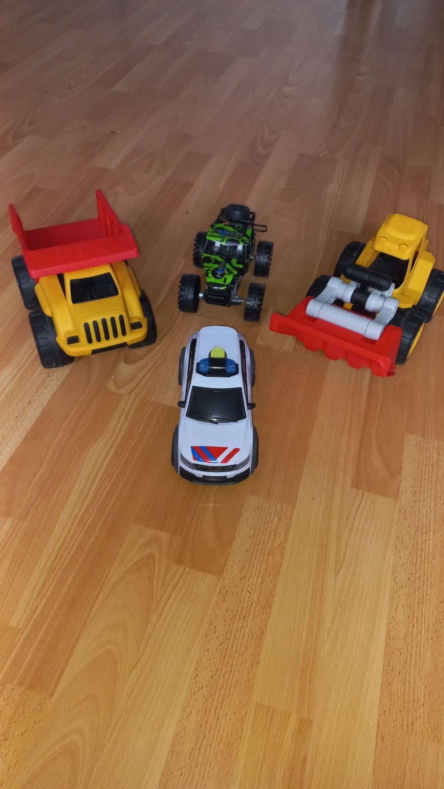 4 auto's, waaronder politieauto met sirene, Ophalen