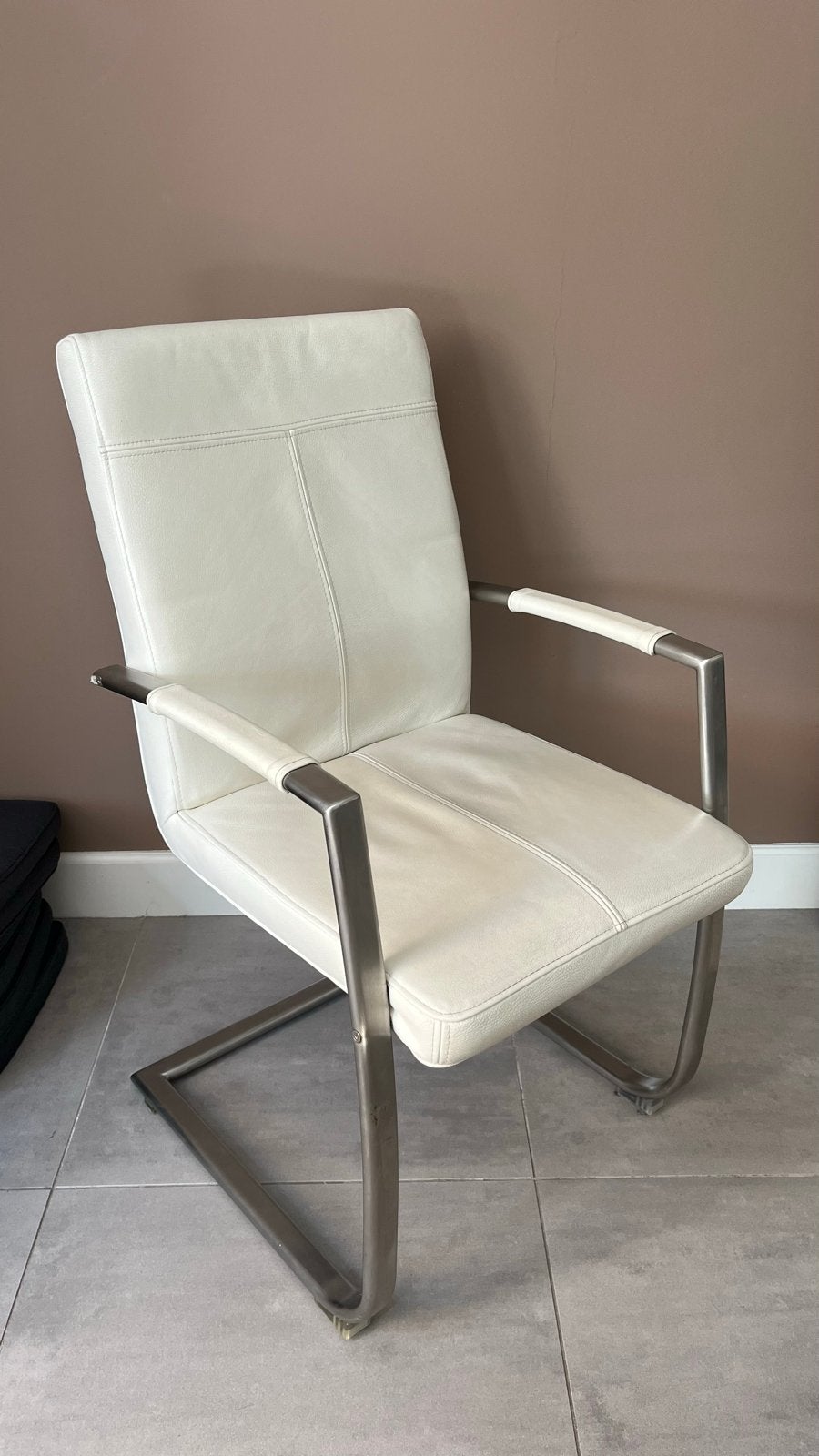 Twee zeer nette leren Henders Hazel stoelen, Huis en Inrichting, Stoelen, Ophalen, Twee, Wit, Leer