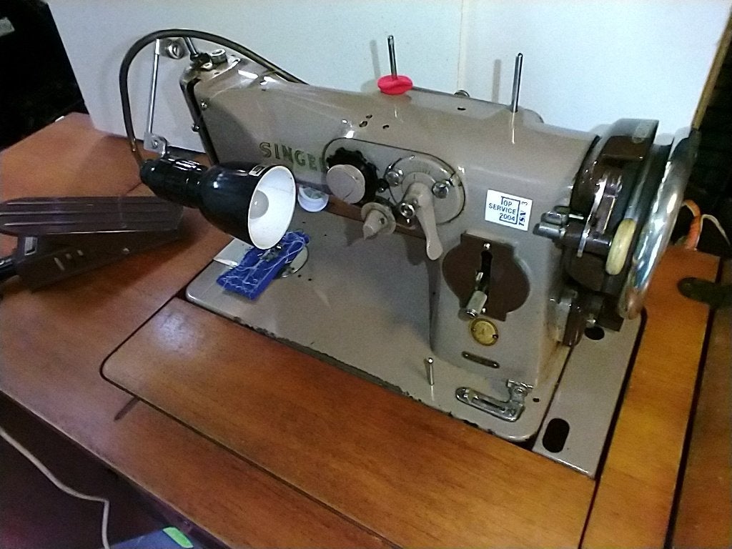Oude singer naaimachine in kast met pedaal., Antiek en Kunst, Antiek | Naaimachines, Ophalen