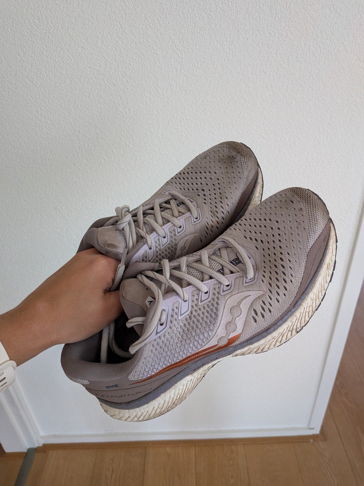 Saucony Triumph 18 maat 40, Beige, Ophalen of Verzenden, Sneakers of Gympen, Gedragen