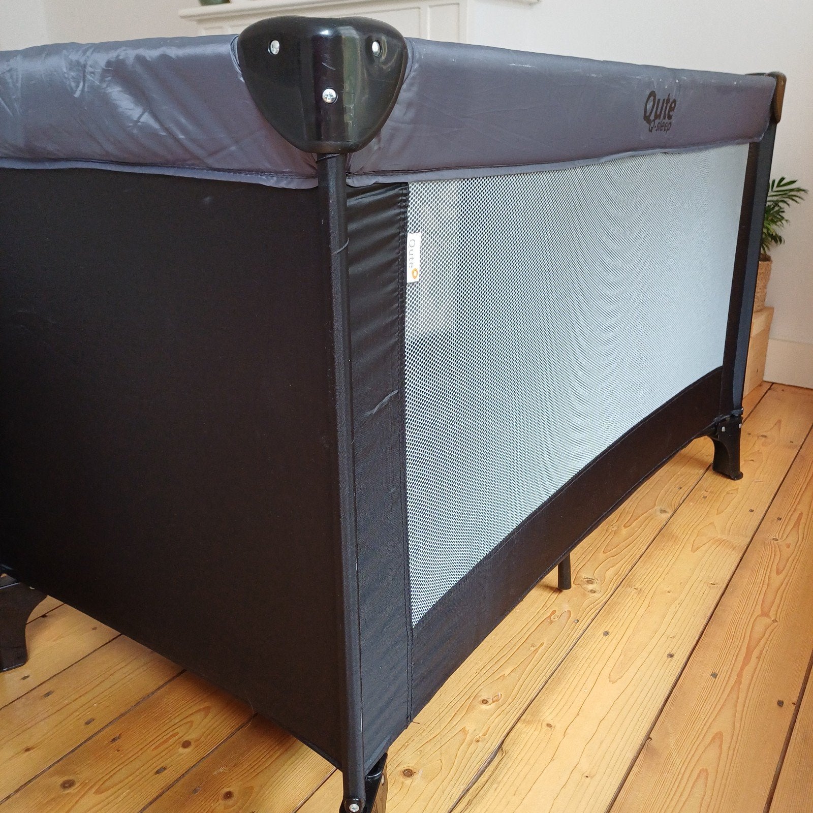 Qute Q-sleep campingbed met extra matras, Huis en Inrichting, Slaapkamer | Bedden, Ophalen, Zwart, 190 cm of minder, Zo goed als nieuw