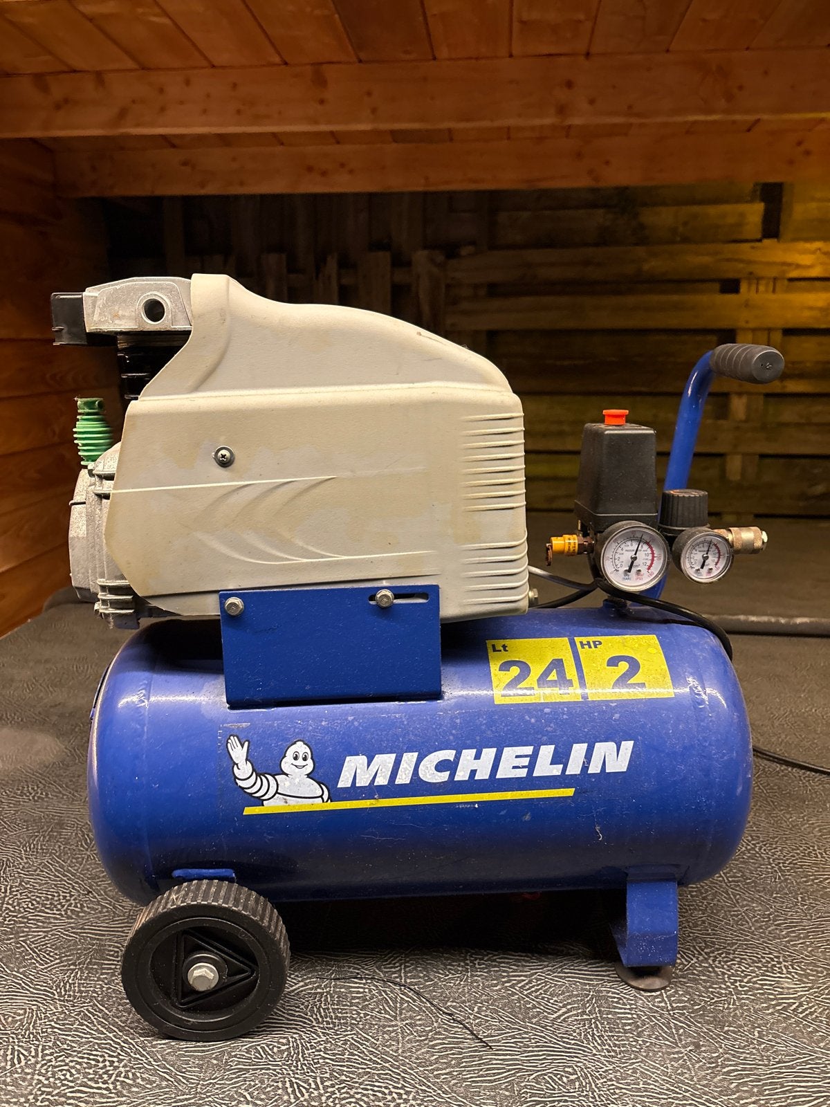 Michelin Compressor 24 liter 2 pk 8 bar, Doe-het-zelf en Verbouw, Compressors, Ophalen, Gebruikt, 6 tot 10 bar, Minder dan 200 liter/min