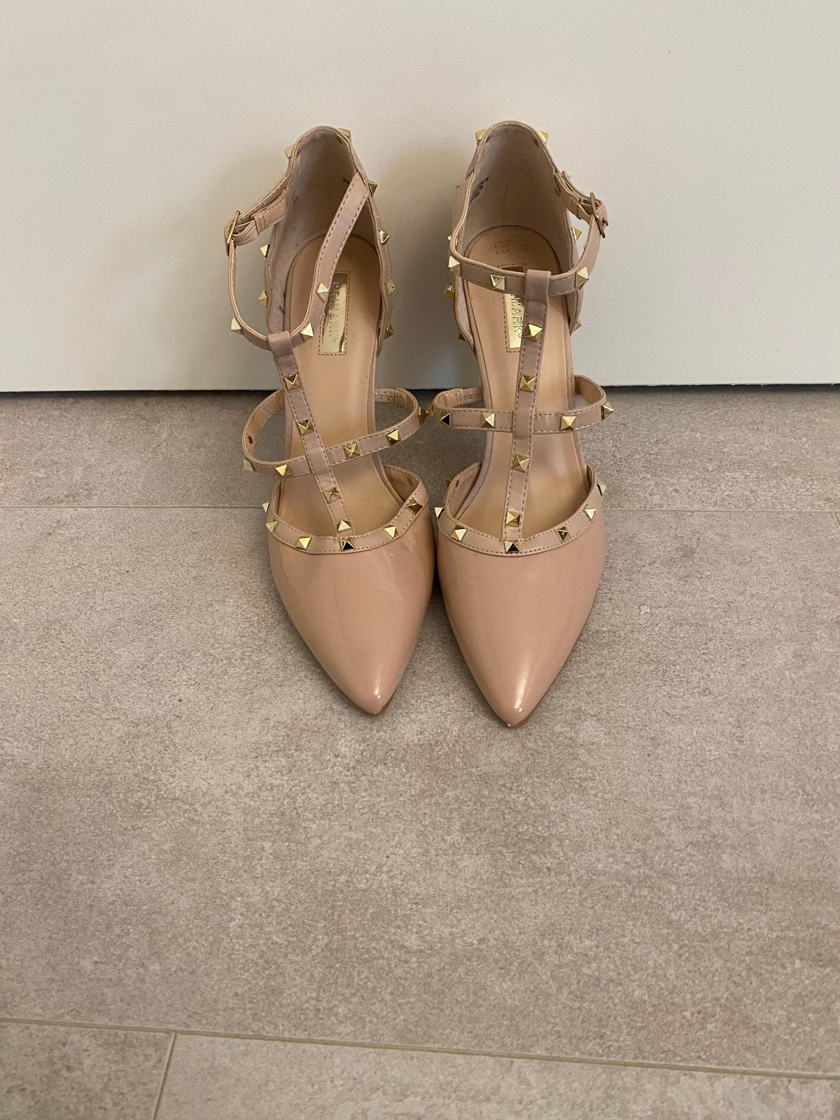 Nude Lakleren Pumps met Studs - Maat 42, Ophalen of Verzenden, Zo goed als nieuw, Beige, Pumps