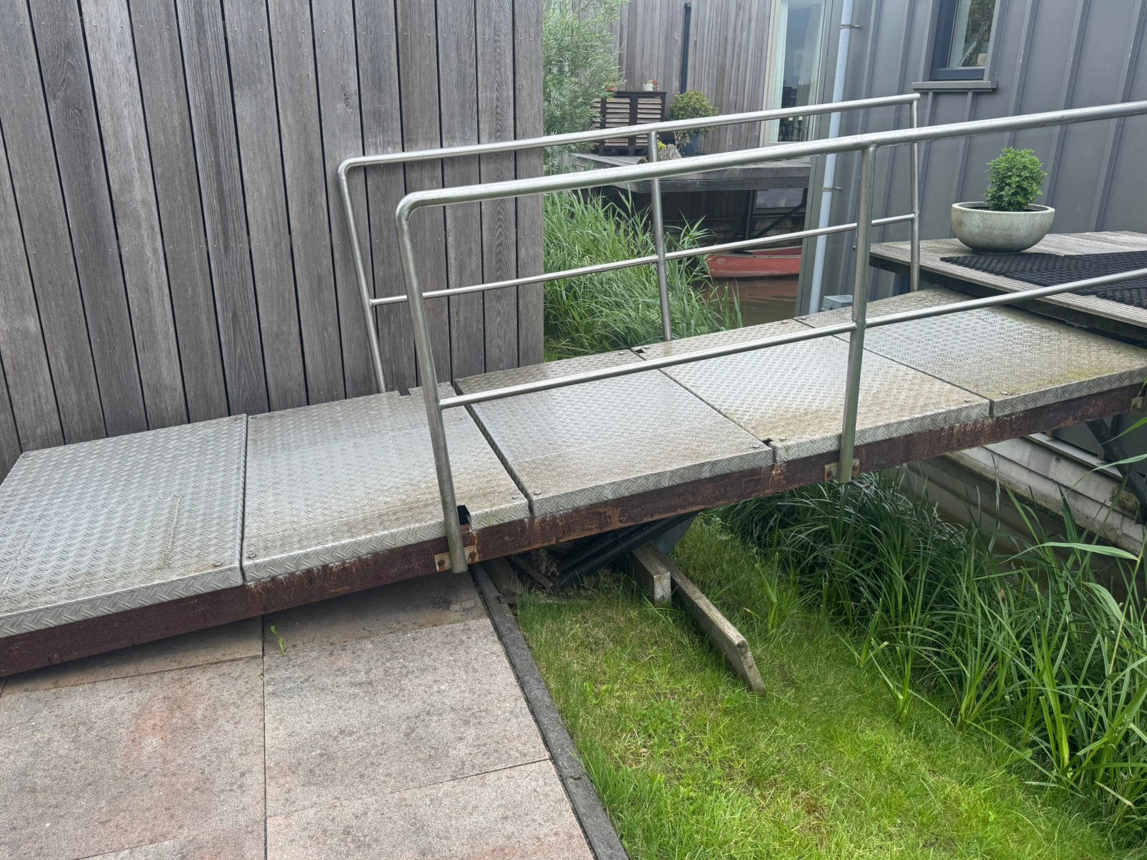 Loopbrug aan woonark, Watersport en Boten, Ophalen, Gebruikt