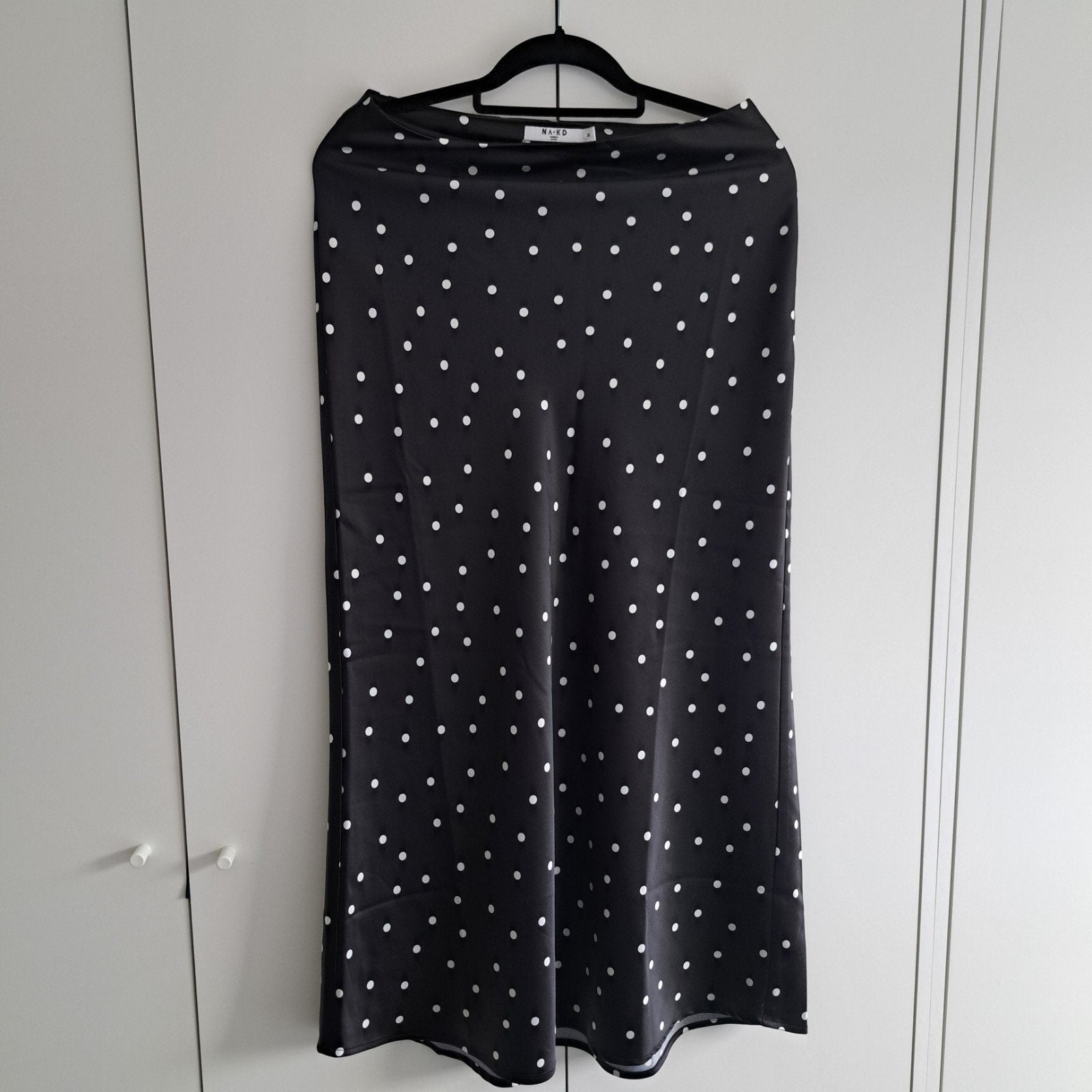 NA-KD polkadot silk maxi rok maat 38, Kleding | Dames, Maat 38/40 (M), NA-KD, Zwart, Ophalen of Verzenden