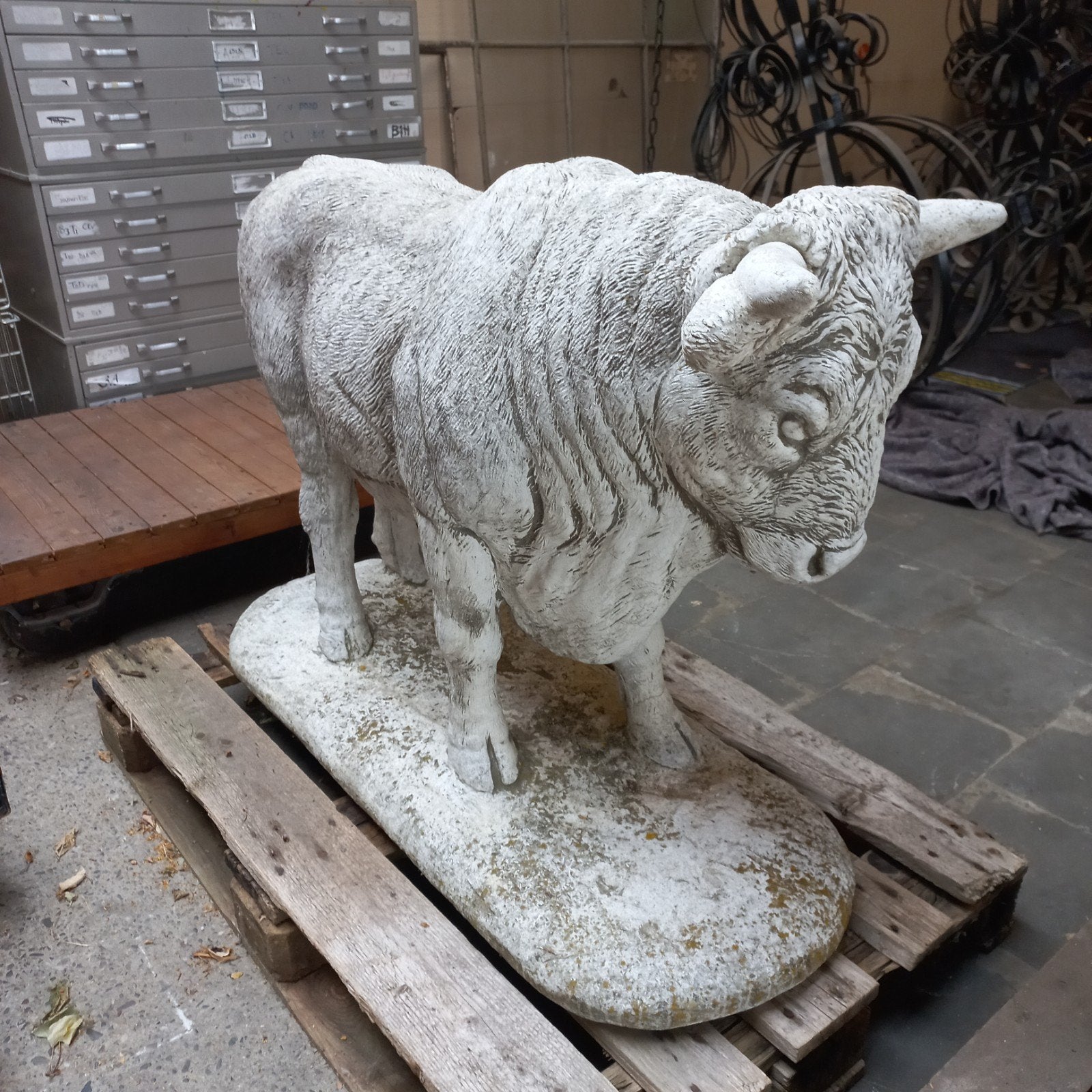 Levensecht groot stierkalf. Beton, Ophalen, Beton, Dierenbeeld