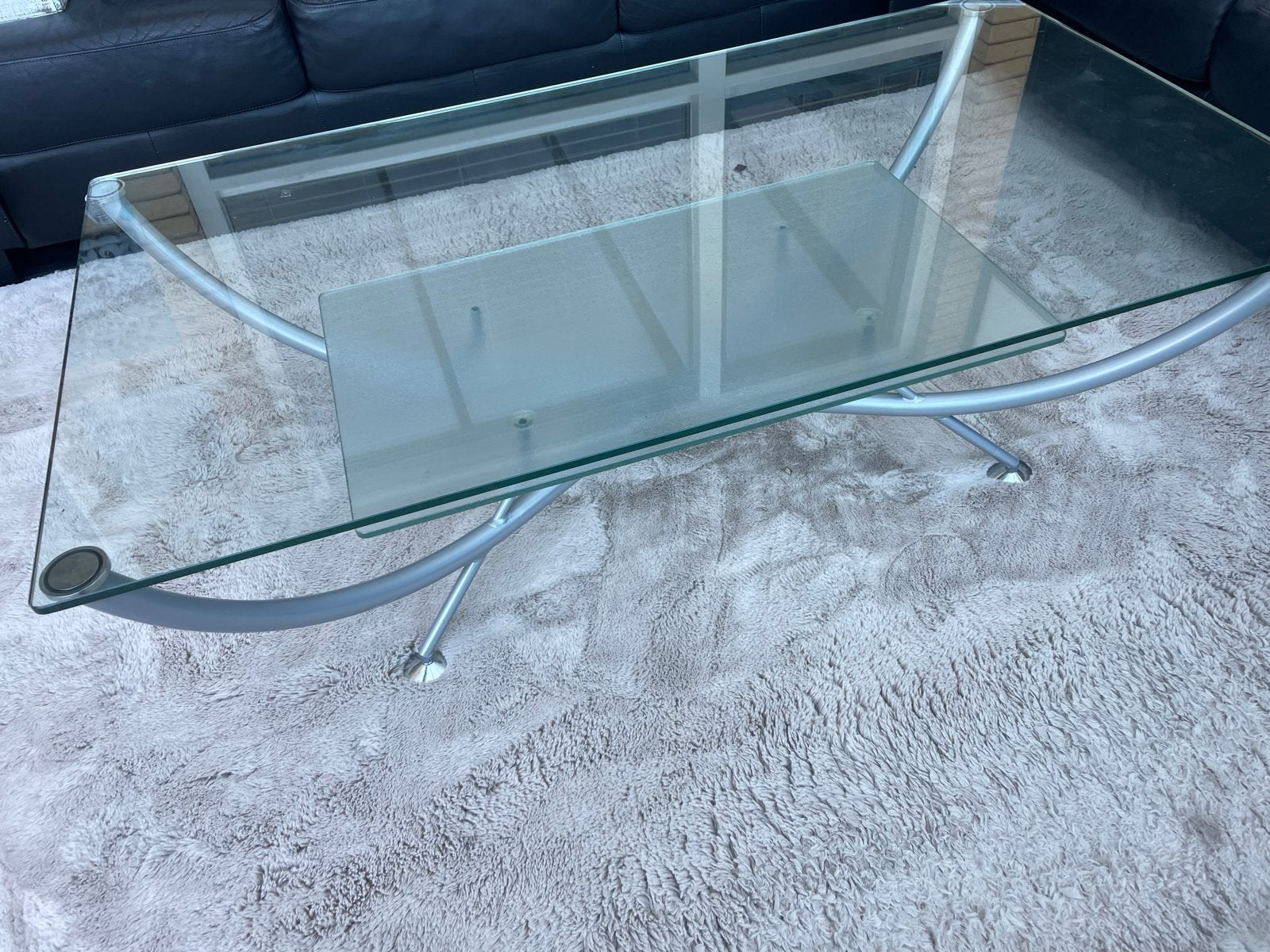 Glazen salontafel met metalen onderstel, Ophalen, Gebruikt, 100 tot 150 cm, 50 tot 100 cm