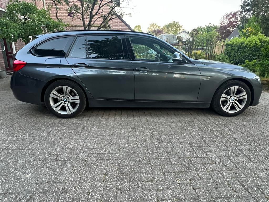 BMW 3-Serie 318i Corporate Touring 136pk Aut 2018 Grijs, Auto's, BMW, Automaat, 1465 kg, Stationwagon, Panoramadak