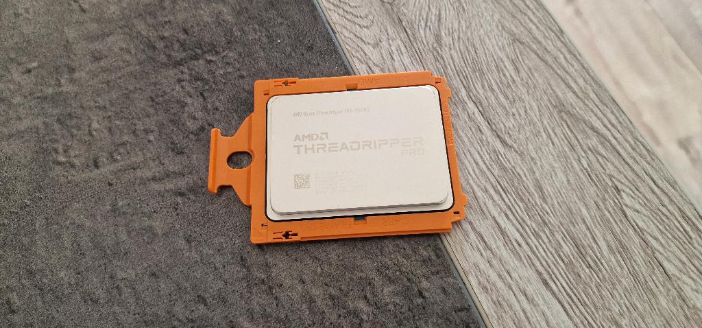 AMD Ryzen Threadripper PRO 3955WX Tray (16-cores/32-threads), Computers en Software, Socket sWRX8, Ophalen of Verzenden, Zo goed als nieuw
