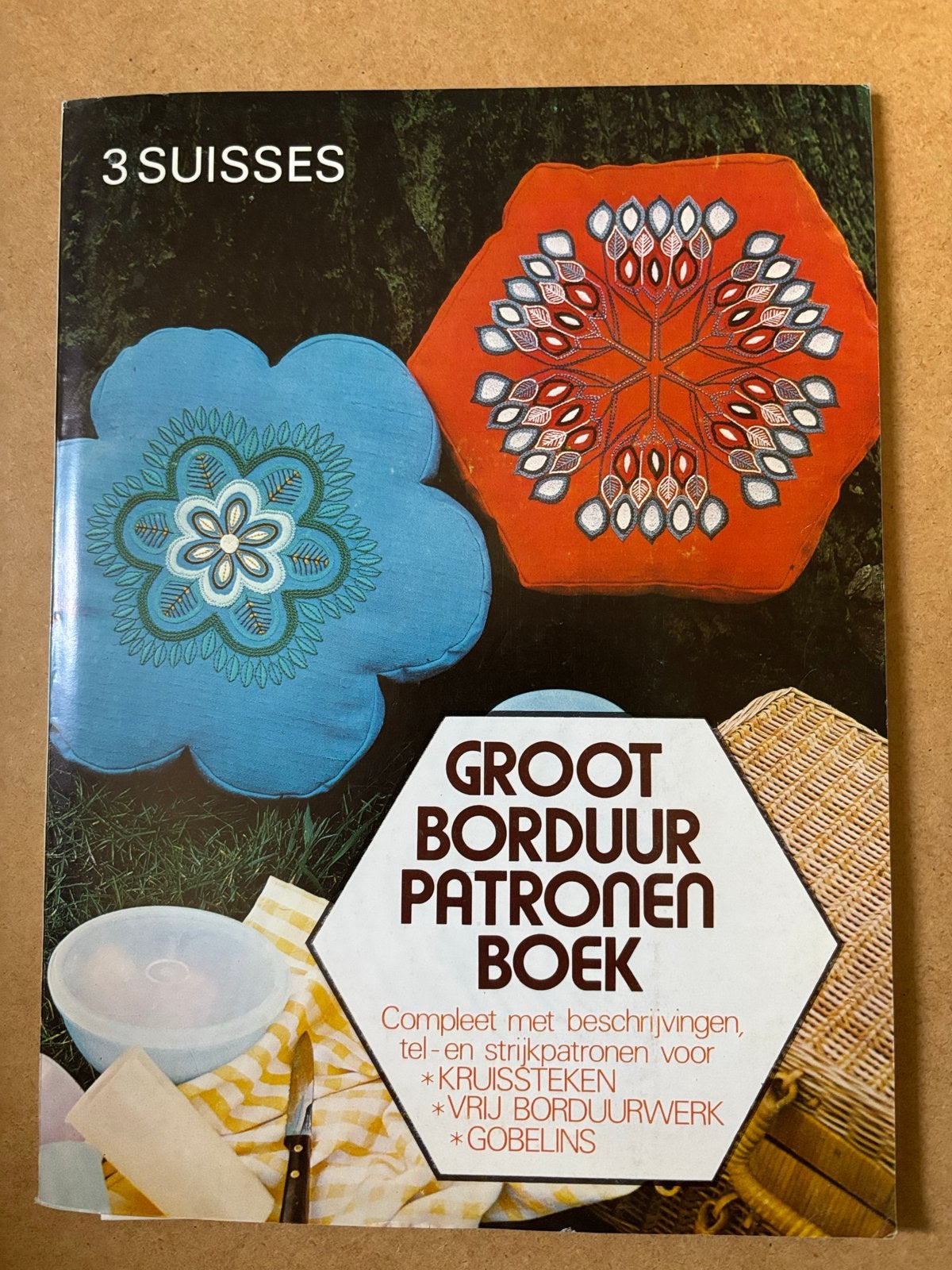 Groot Borduur Patronen Boek - 3 Suisses (2 boeken), Ophalen of Verzenden, Zo goed als nieuw, Handborduren, Patroon
