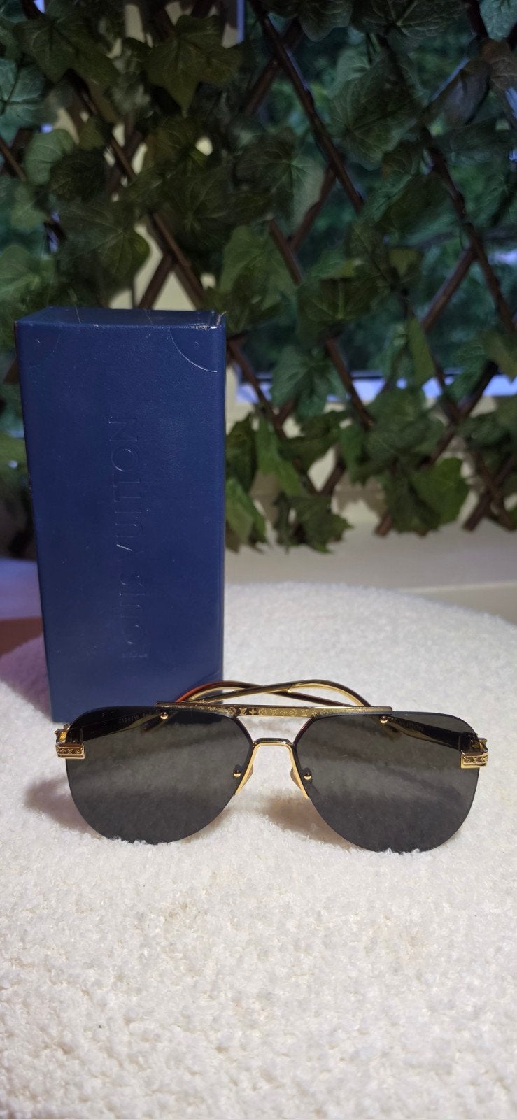 Louis Vuitton Zonnebril - Goudkleurig met Donkere Glazen, Sieraden, Tassen en Uiterlijk, Zonnebrillen en Brillen | Dames, Ophalen of Verzenden