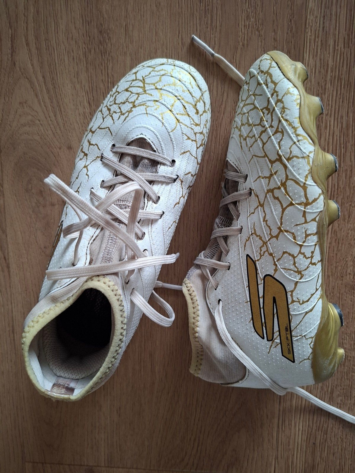 Skechers SKX_01 voetbalschoenen wit/goud maat 33, Gebruikt, Maat XS of kleiner, Schoenen, Ophalen of Verzenden
