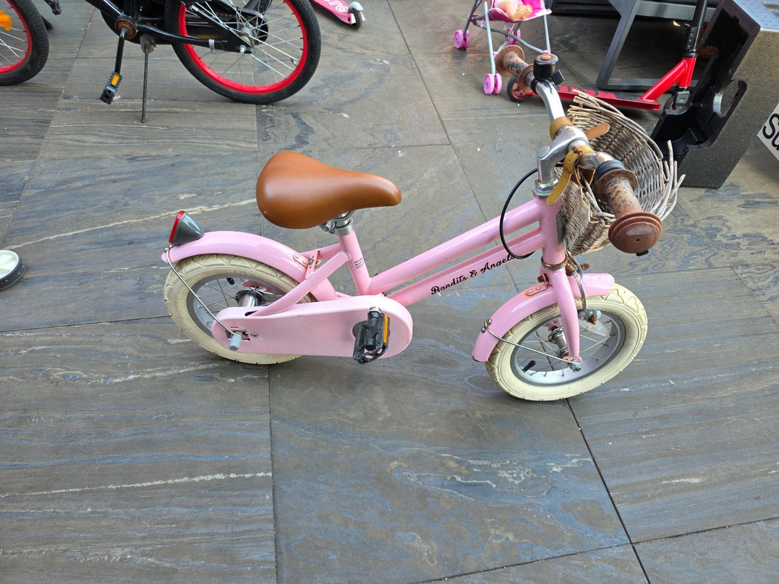 Roze kinderfietsje met mandje en zijwieltjes, Ophalen, Zijwieltjes, Gebruikt, Velgrem
