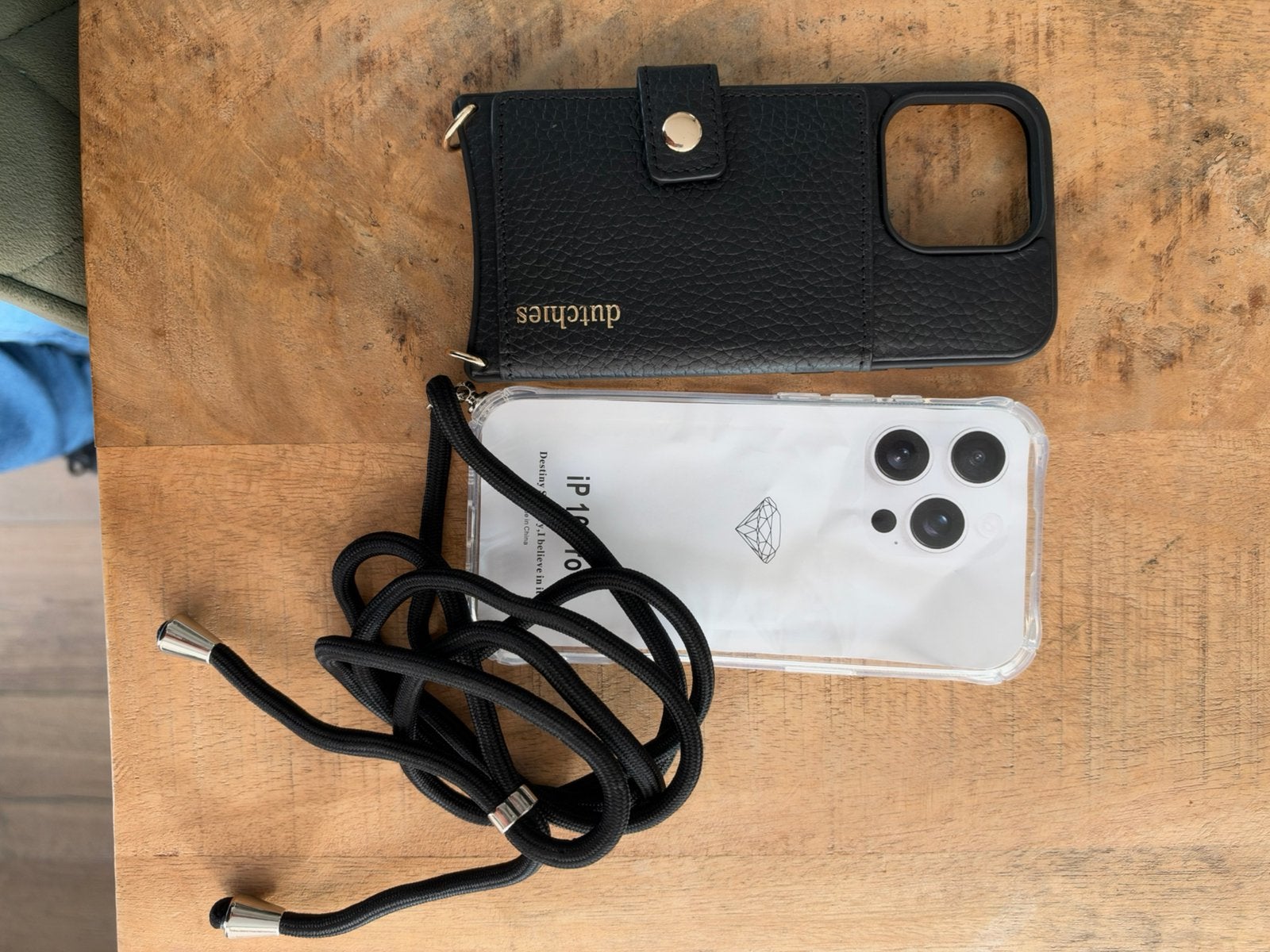 iphone 16 pro hoesjes 2 stuks met koord NIEUW, IPhone 16 Pro, Zwart, Nieuw, Ophalen of Verzenden