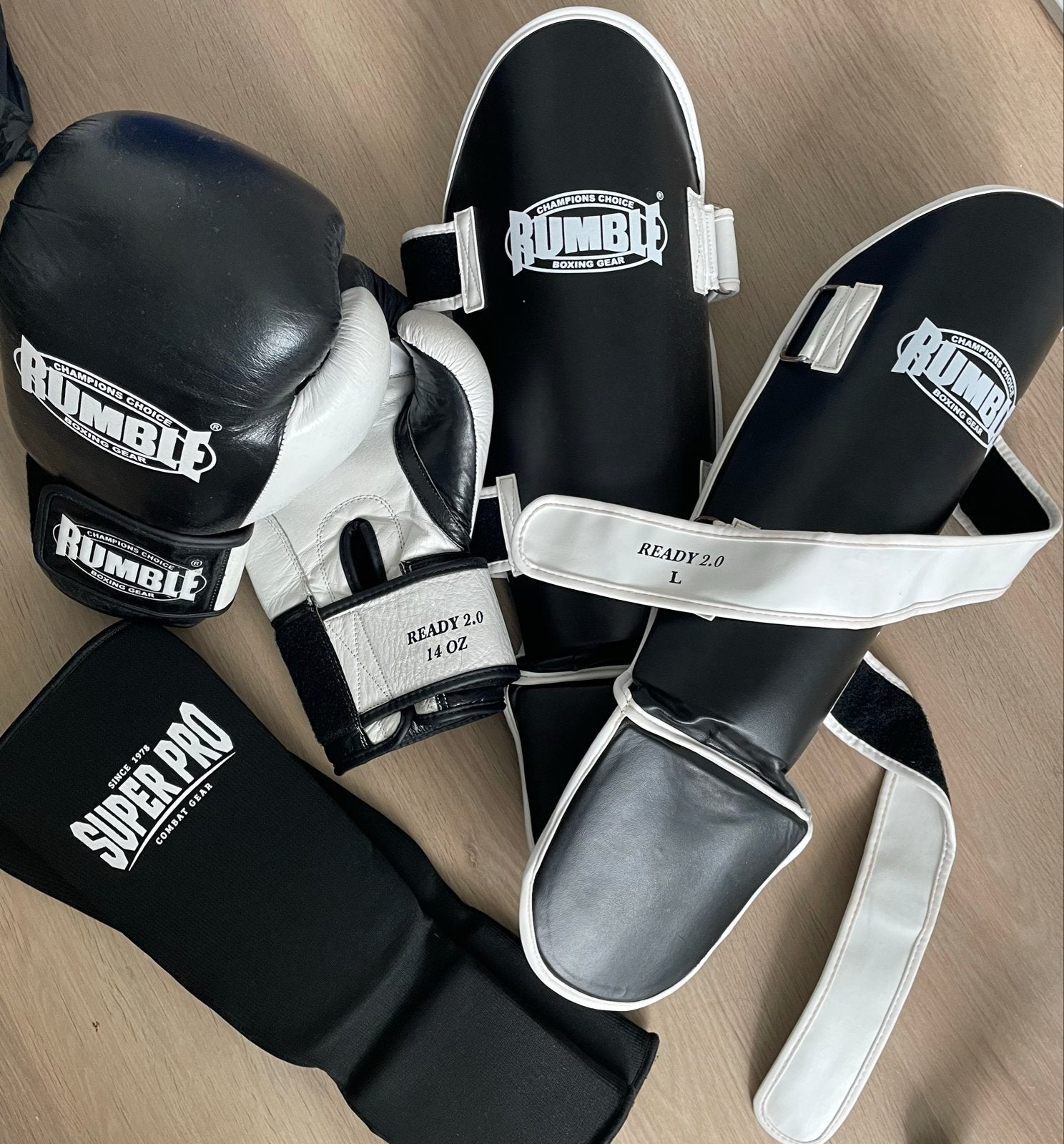 Kickbox set: Rumble bokshandschoenen en scheenbeschermers, Sport en Fitness, Vechtsporten en Zelfverdediging, Ophalen, Zo goed als nieuw