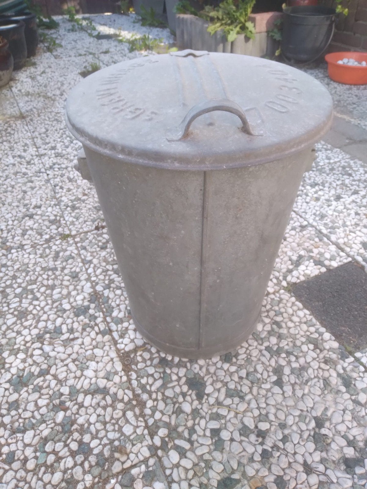 Vintage gegalvaniseerde vuilnisbak met deksel s Gravenhage., Ophalen