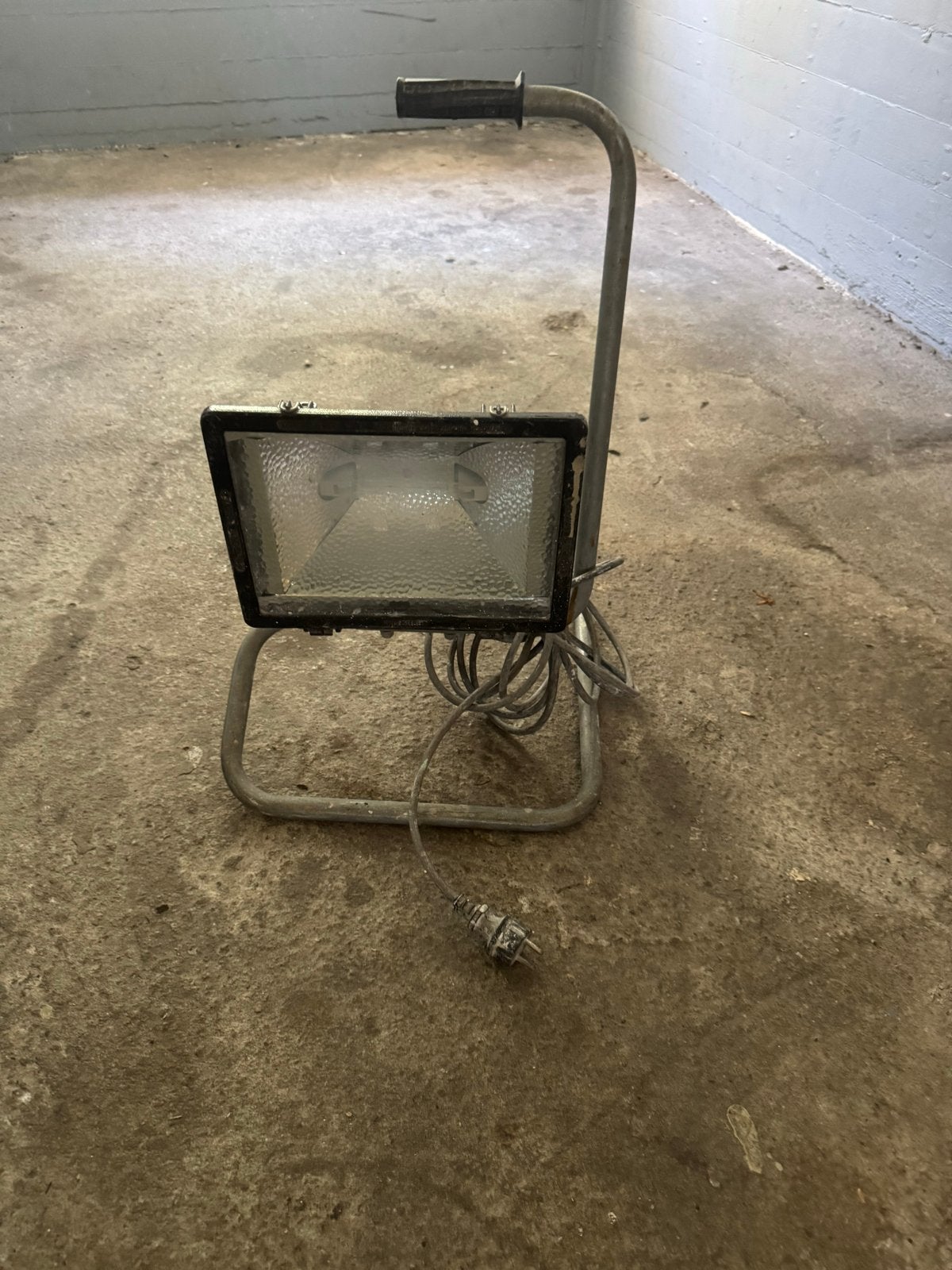 Bouwlamp / Halogeen schijnwerper, Ophalen of Verzenden, Gebruikt, 200 tot 500 watt, Lamp met armatuur