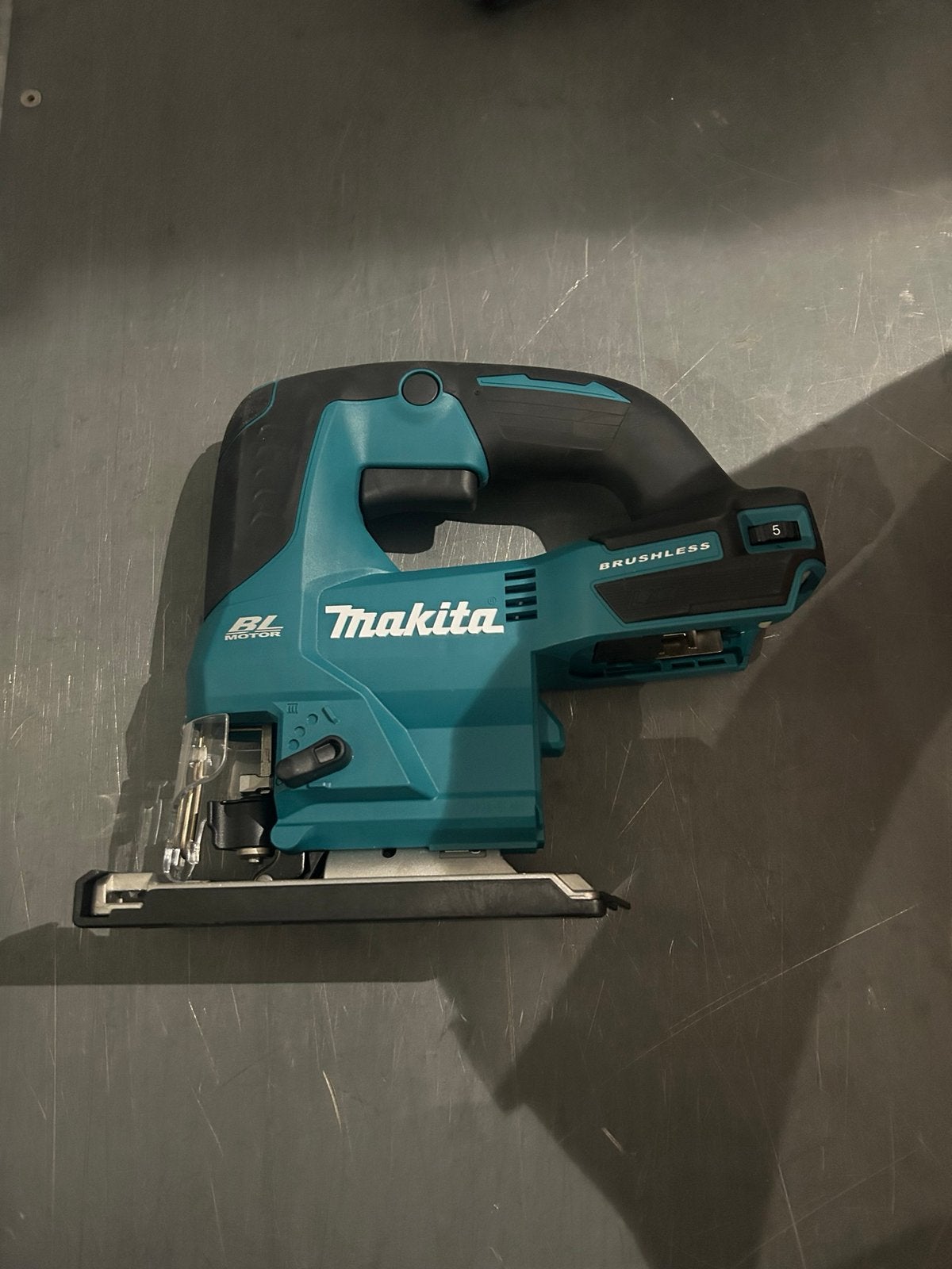 Makita decoupeerzaag nieuw