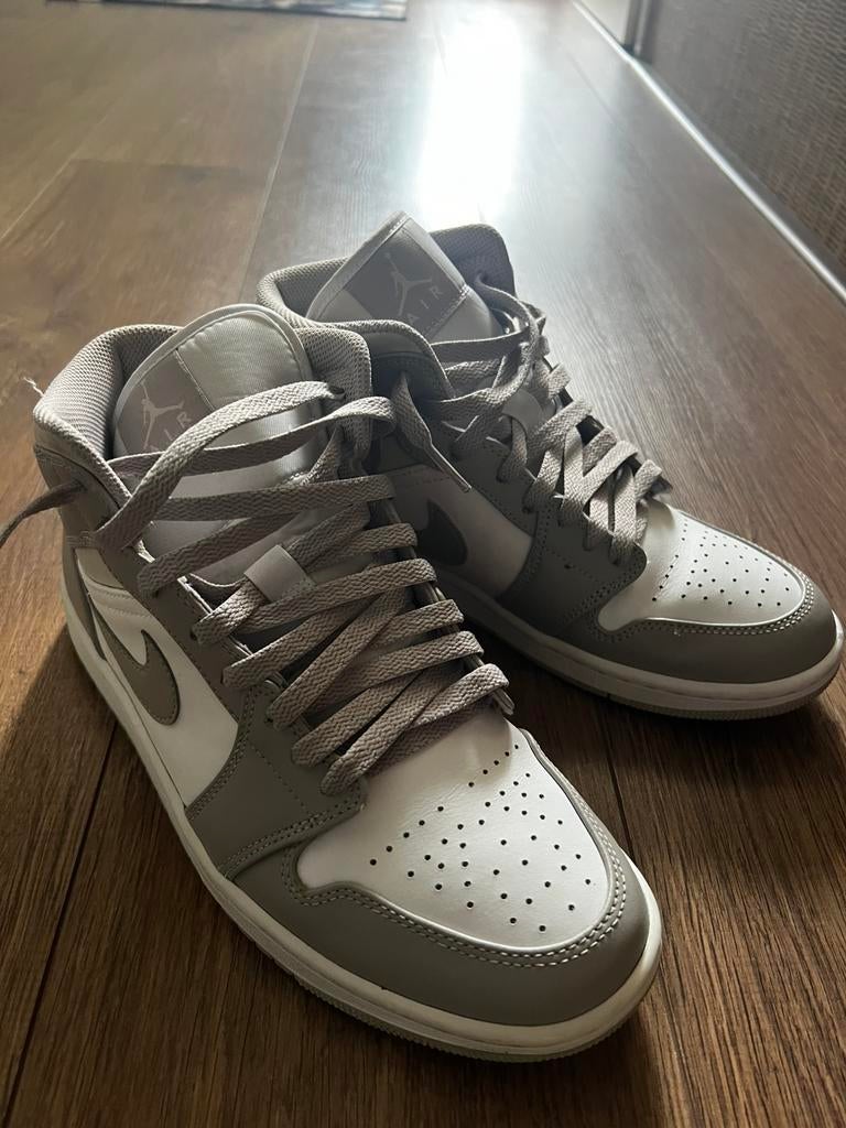 Selling my Jordan 1 Mid high, Ophalen of Verzenden, Zo goed als nieuw, Schoenen