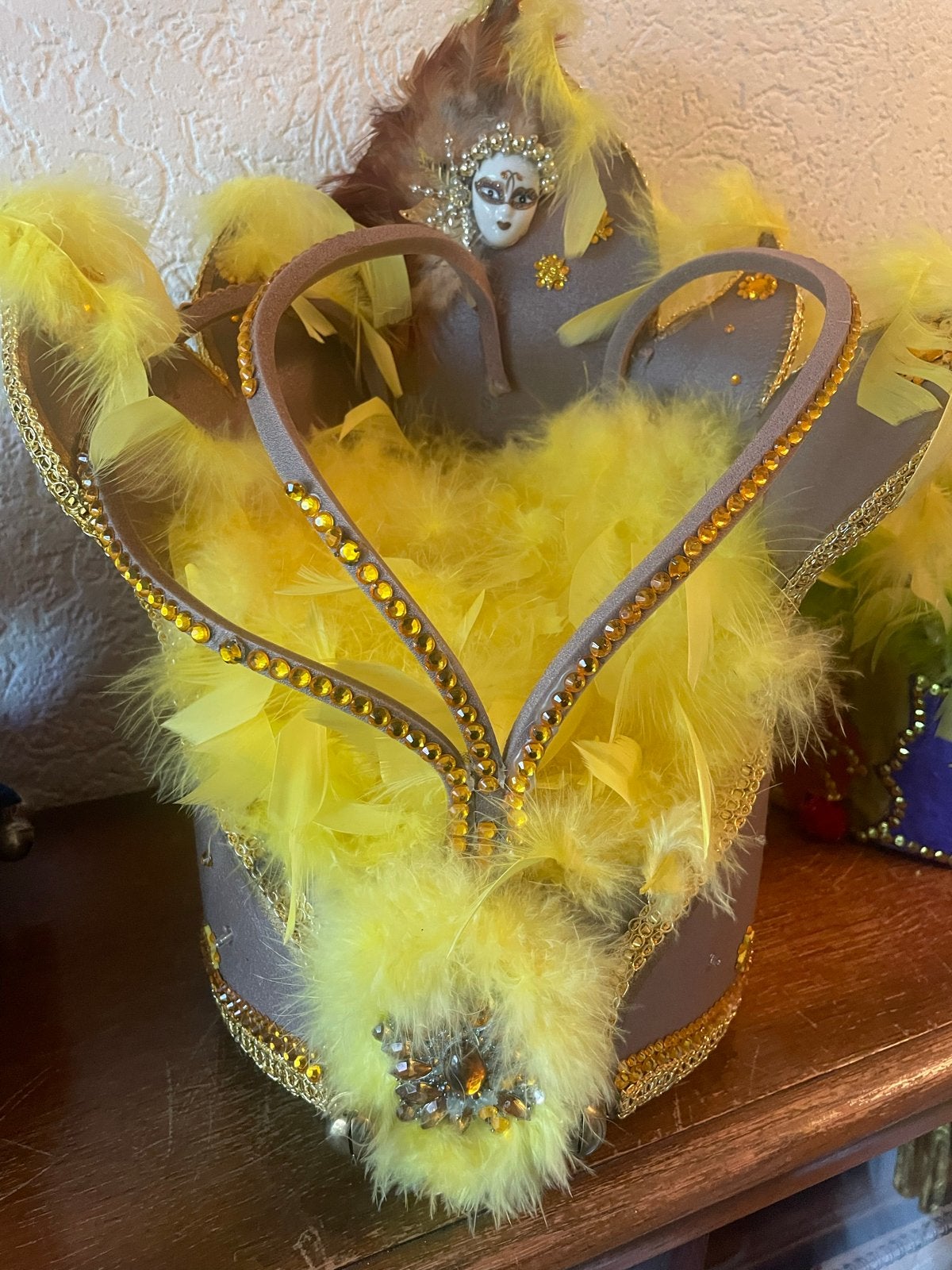 Unieke Carnavalshoed met veren en glitters, Ophalen of Verzenden, Zo goed als nieuw, Hoed of Pruik, Carnaval