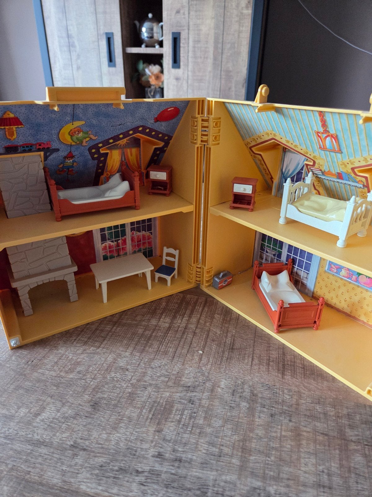 Leuk poppenhuisje  met meubels, mist handgreep, Ophalen