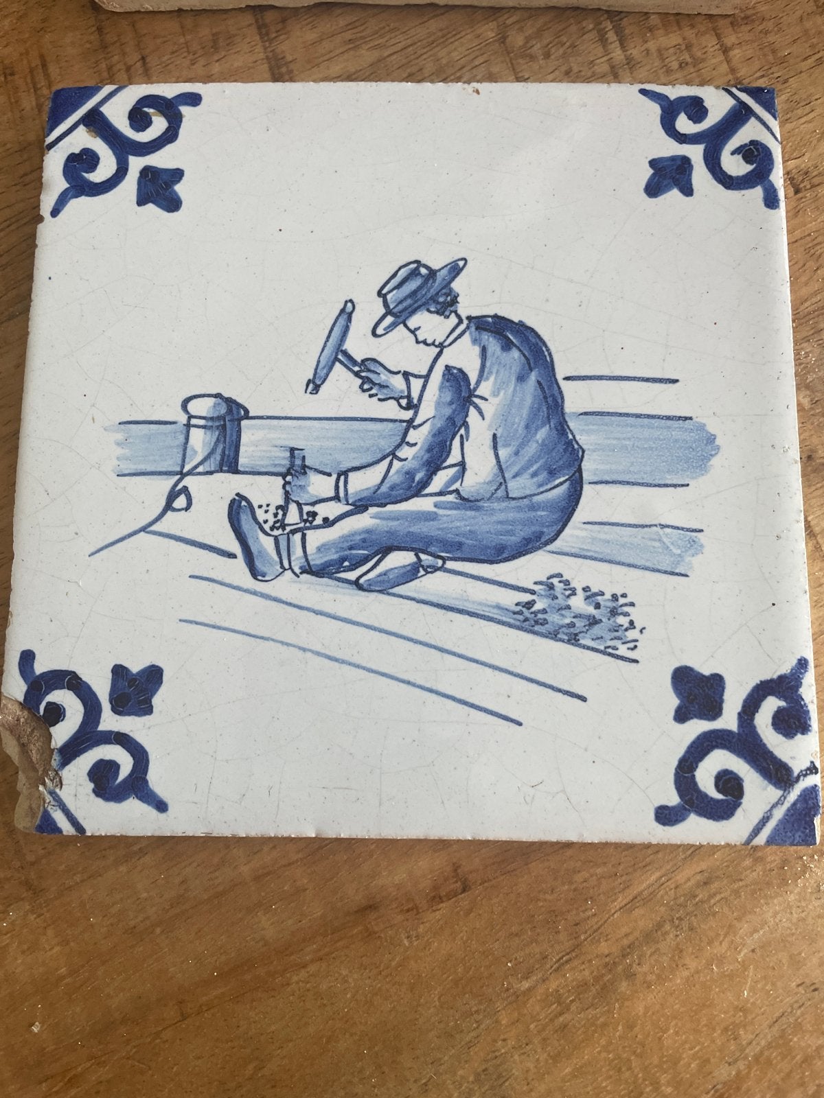 Antieke Delfts Blauwe Tegel met Ambachtsman, Ophalen