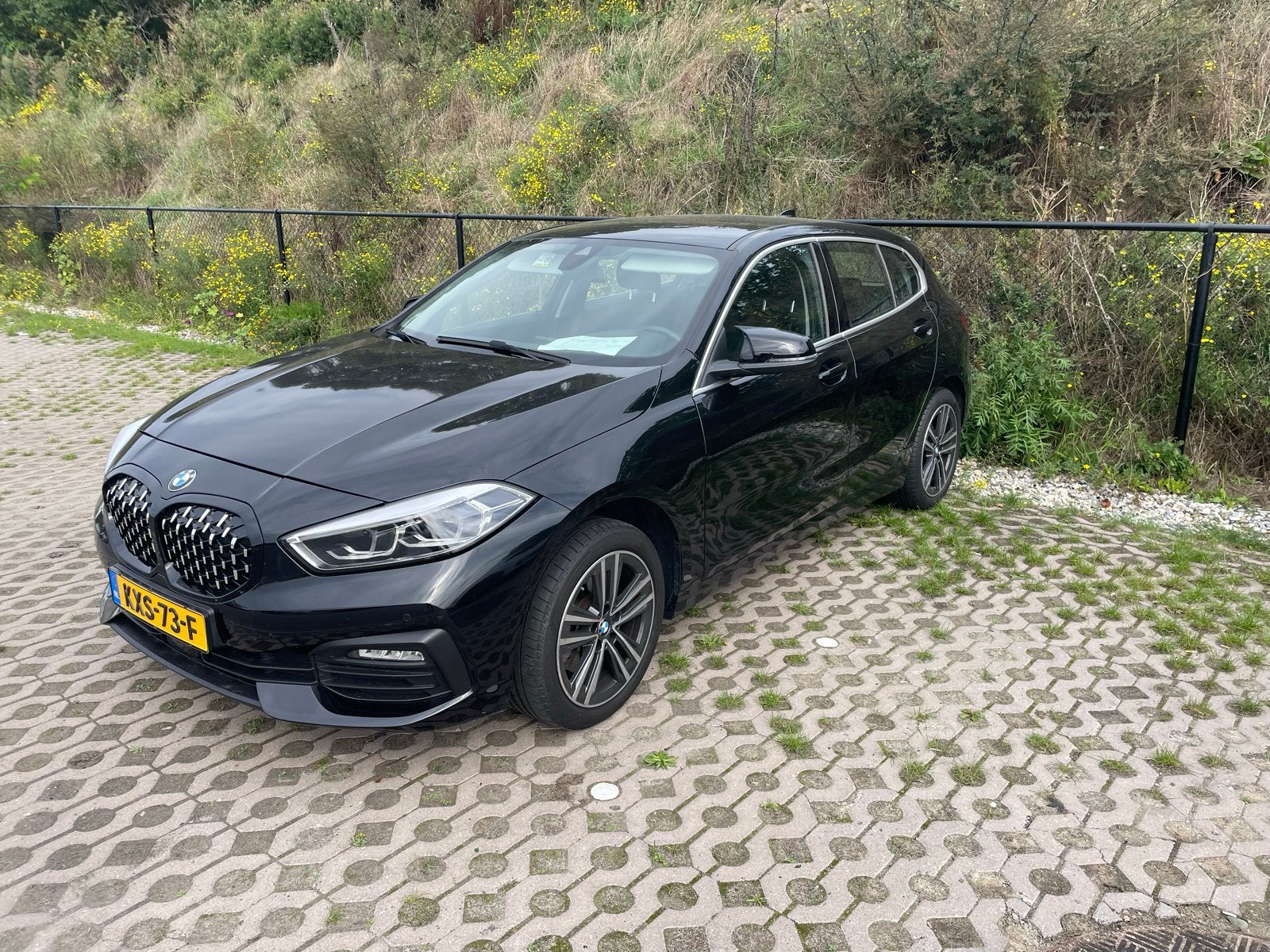 BMW 1-Serie 118i Sport 136pk Automaat 2024 Zwart, Auto's, Zwart, Grijs, Particulier, 3 cilinders