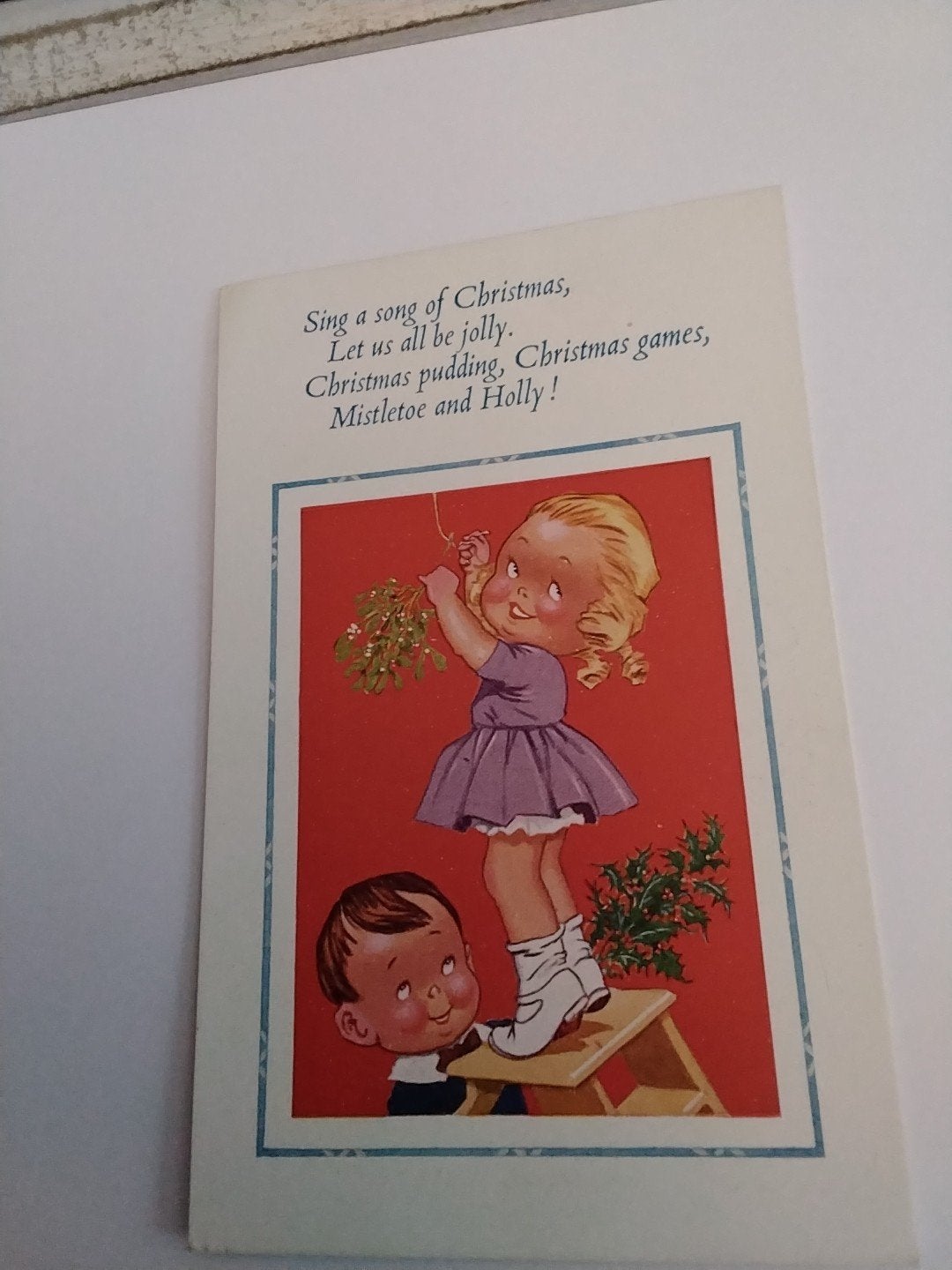 Vintage Kerstkaart - Meisje met Mistletoe en Jongen, Ophalen of Verzenden, 1940 tot 1960, Ongelopen