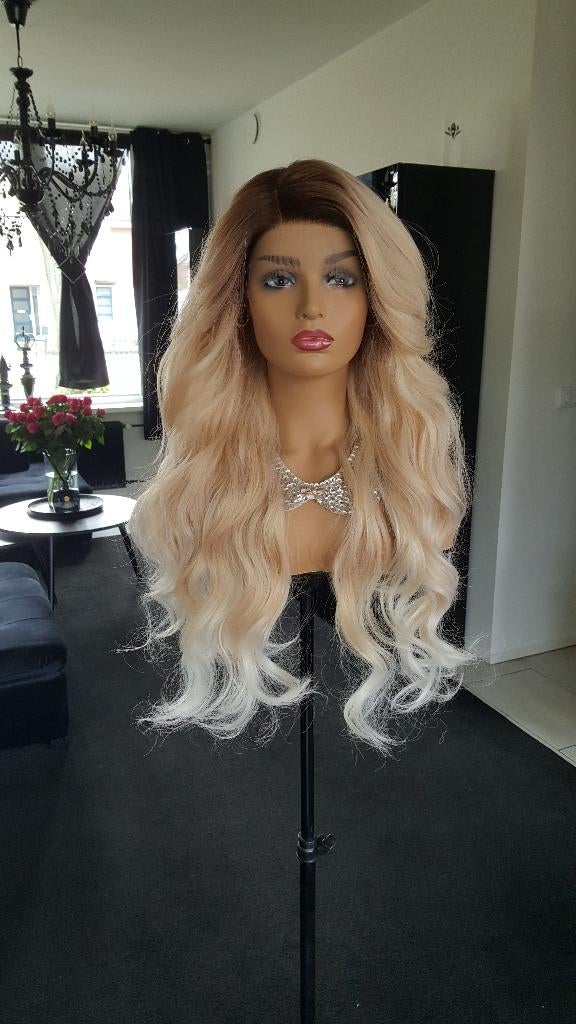 Nieuwe pruik - lace - Blond - uitgroei - lichte slag - 75cm, Ophalen of Verzenden, Nieuw, Pruik of Haarverlenging