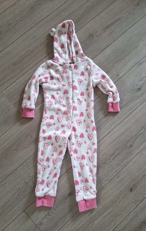 Fleece onesie hartjes maat 98/104 heerlijk zacht, Kinderen en Baby's, Kinderkleding | Maat 98, Nacht- of Onderkleding, Ophalen of Verzenden