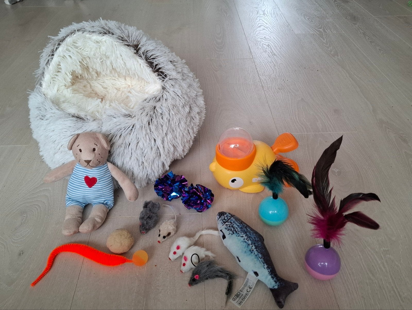 Nieuw kitten mandje en katten speelgoed, Ophalen of Verzenden