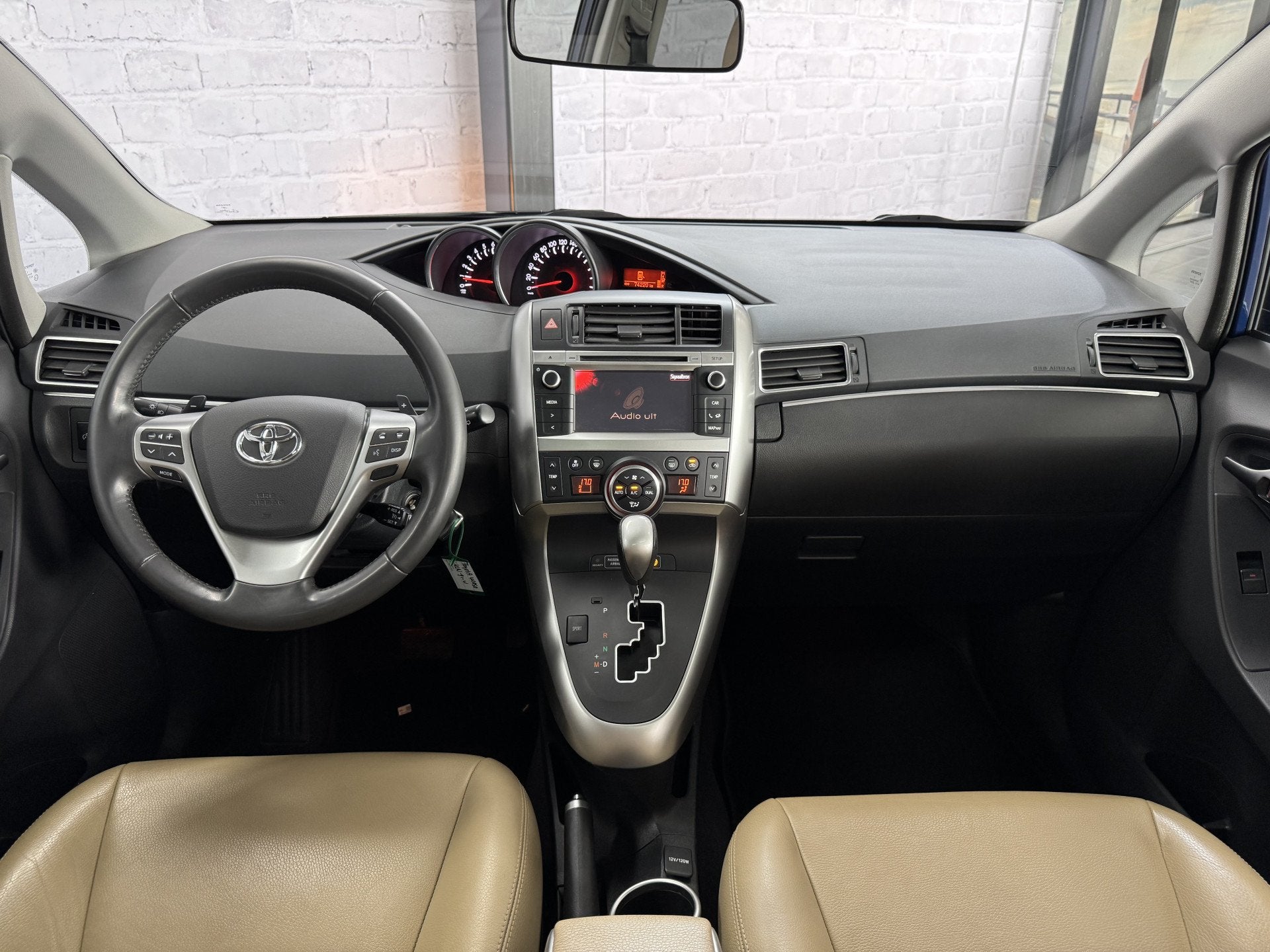 Toyota Verso 1.8 VVT-i Business Automaat Camera Navigatie Tr, Auto's, Toyota, Euro 5, Gebruikt, Beige, 4 cilinders