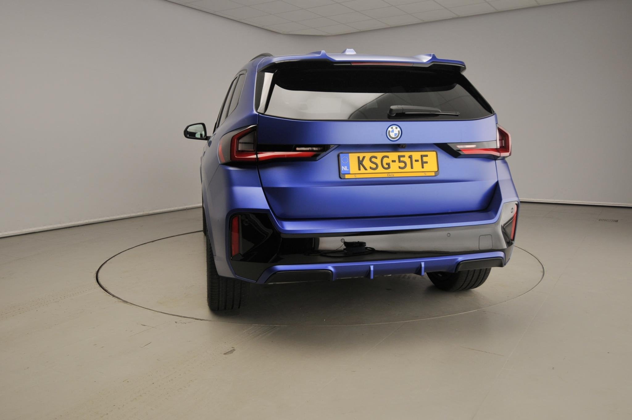 BMW X1 xDrive25e | M-Sportpakket | LED | HUD | Active cruise, Dealer onderhouden, Blauw, 105 min, Bedrijf