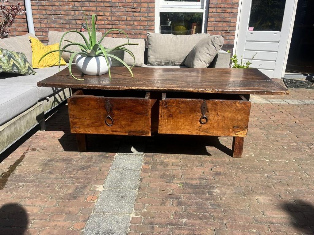 Antieke Spaanse kastanjehouten salontafel, Antiek en Kunst, Ophalen