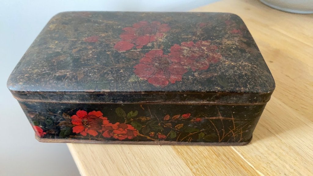 Antiek zwart blik met rode bloemen, Verzamelen, Ophalen of Verzenden, Gebruikt, Overige
