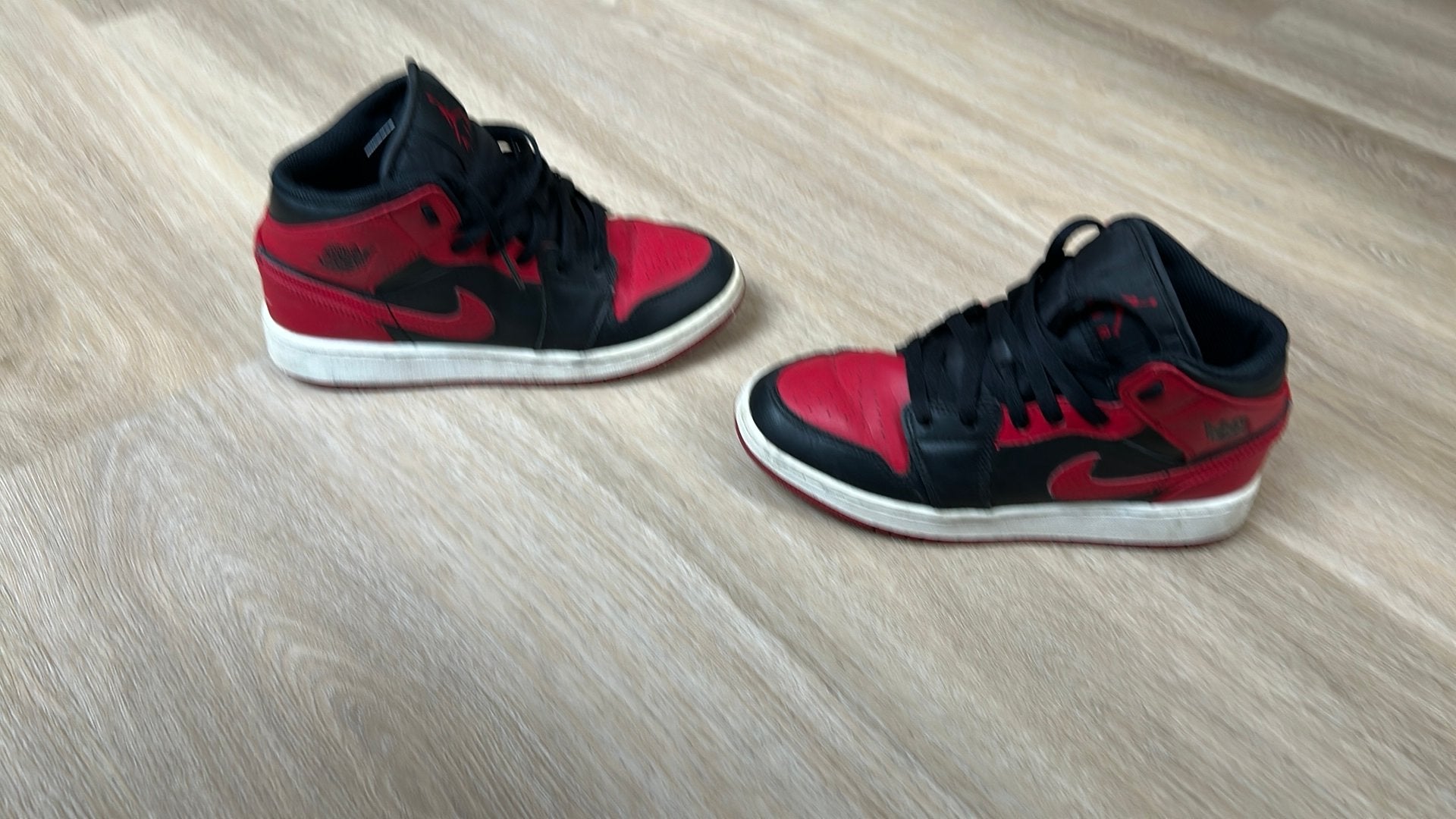 Jordan 1 lows red blacn, Ophalen of Verzenden, Zo goed als nieuw, Zwart