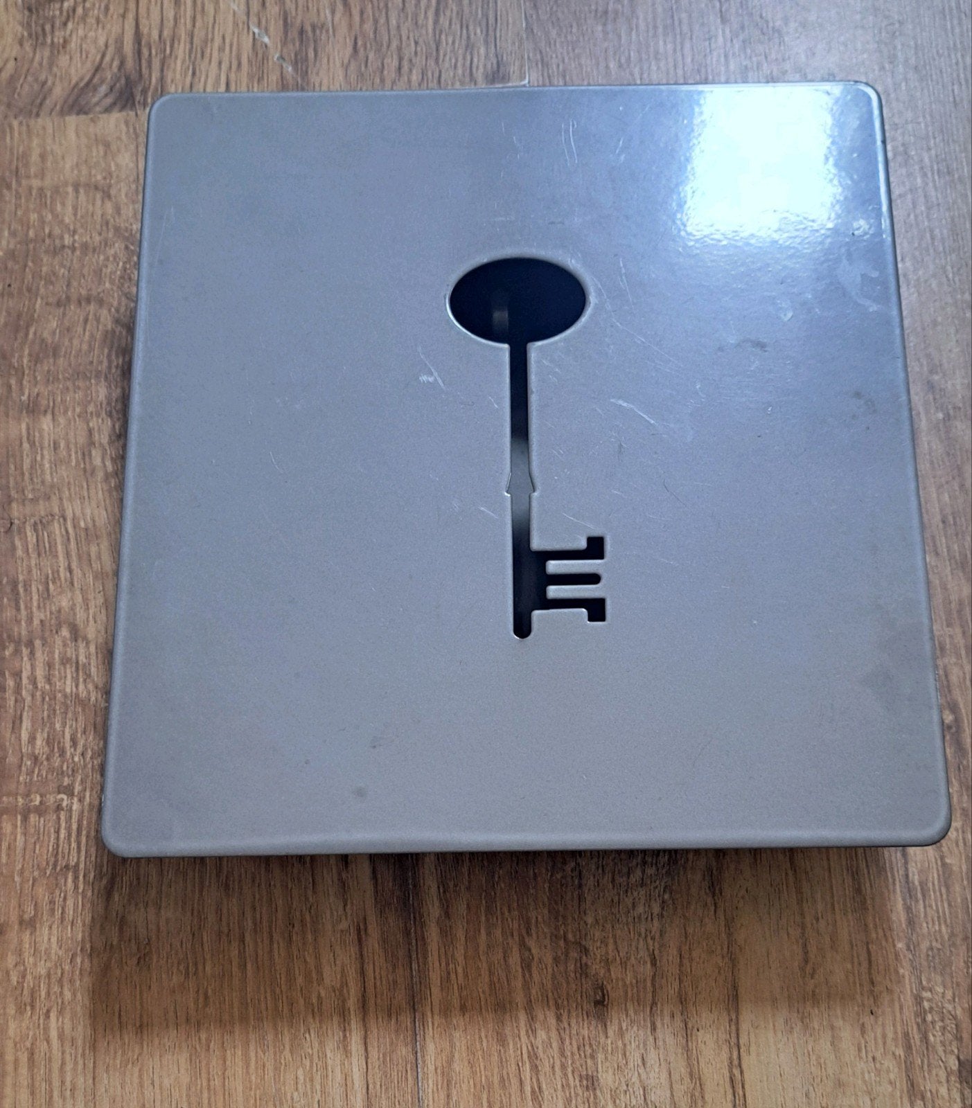 Metalen Sleutelkastje met Sleuteldesign - Grijs, Gebruikt, Onbekend@voorbeeld.com, Onbekend, Ophalen of Verzenden