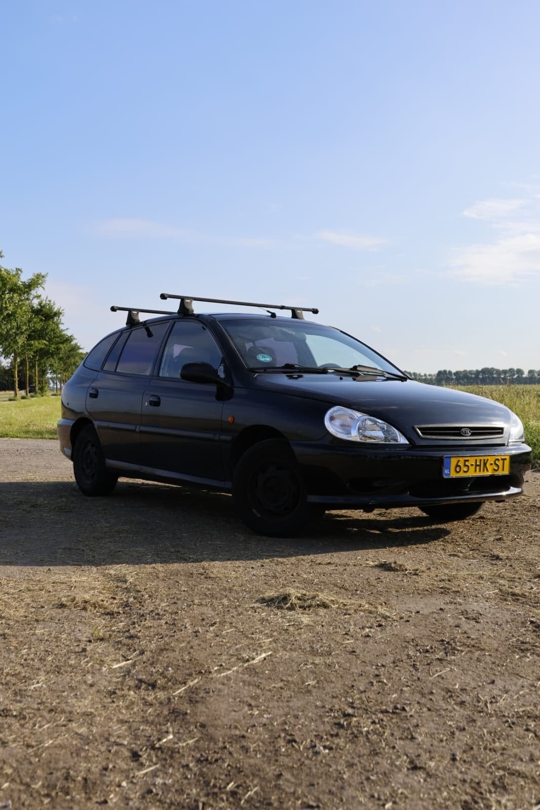 Kia Rio 1.5 I 16V HB 2001 Zwart, Auto's, Voorwielaandrijving, 40 €/maand, 4 cilinders, Radio