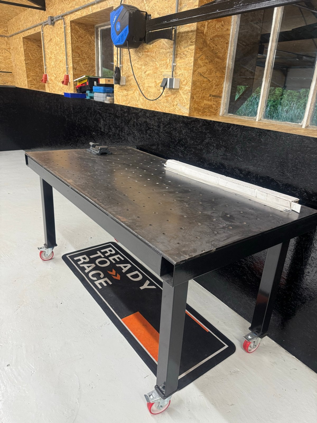 Robuuste werkbank met wielen en gatenplaat, Doe-het-zelf en Verbouw, Werkbanken, Ophalen of Verzenden, Gebruikt, 170 cm of meer