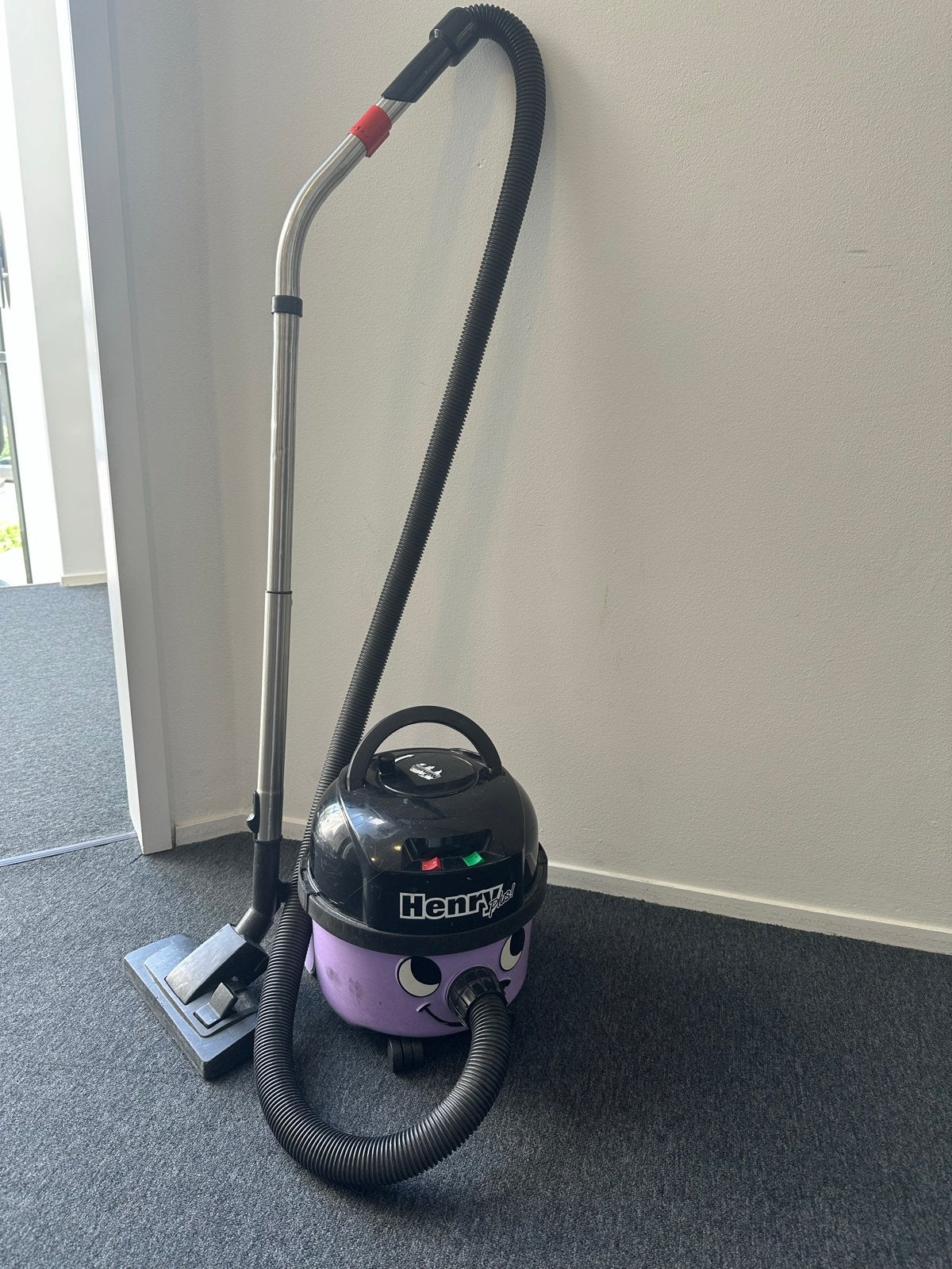 Henry Plus stofzuiger met lang snoer en 2 stofzakken, Inclusief accessoires, Numatic, Zo goed als nieuw, Sledestofzuiger