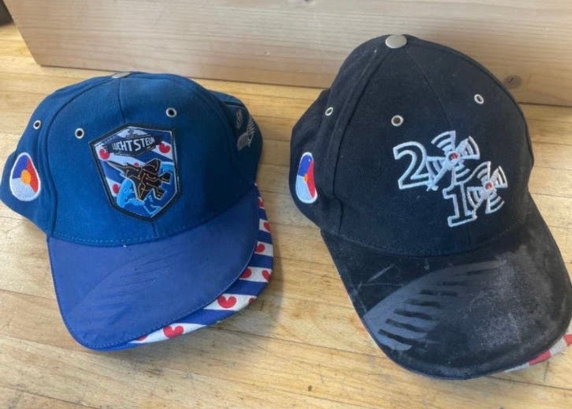 Luchtmacht cap Klu vliegbasis Gilze-Rijen & Leeuwarden, Ophalen of Verzenden, Luchtmacht, Nederland, Embleem of Badge