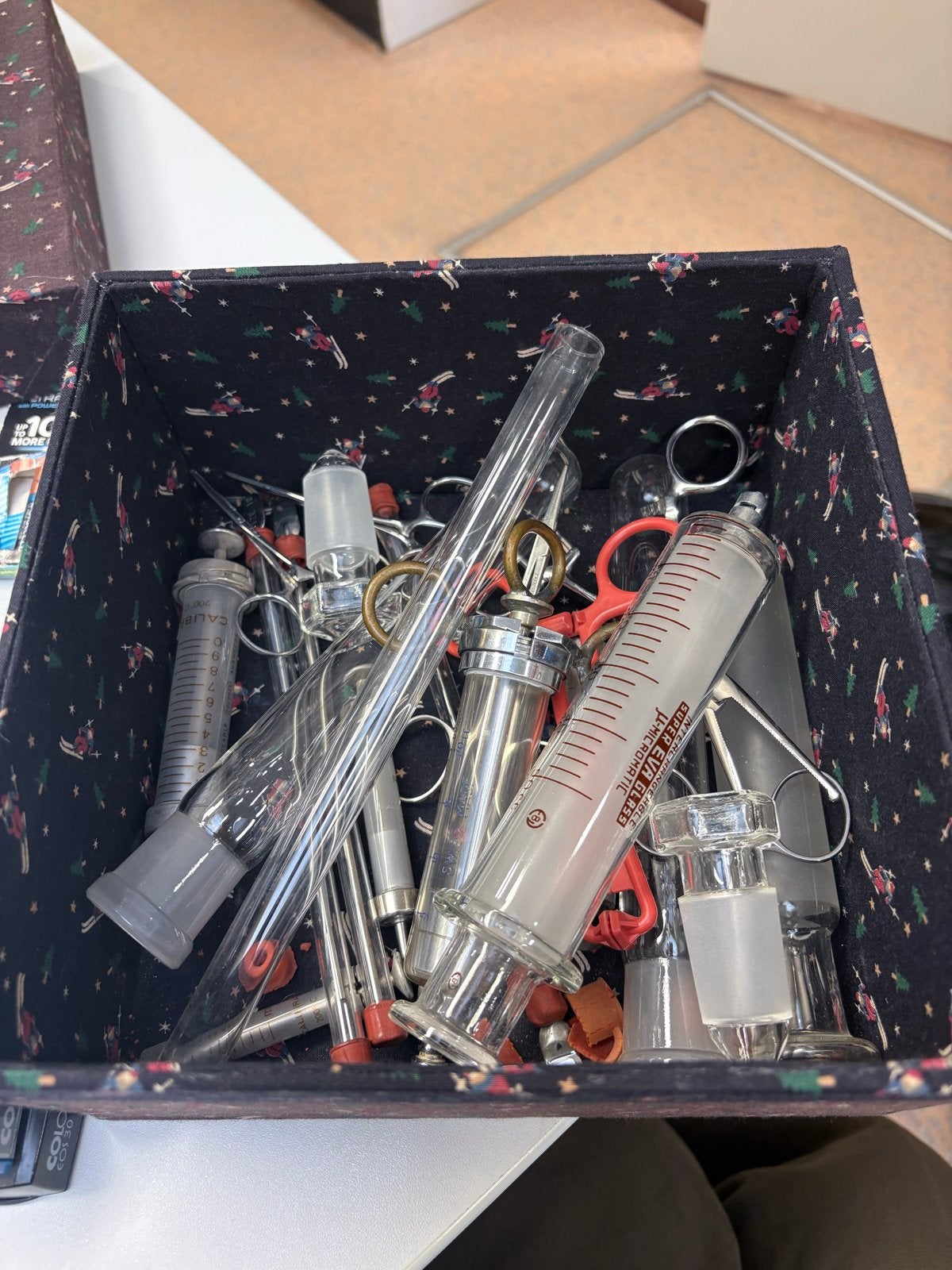 Vintage laboratoriumglaswerk en medische instrumenten, Ophalen