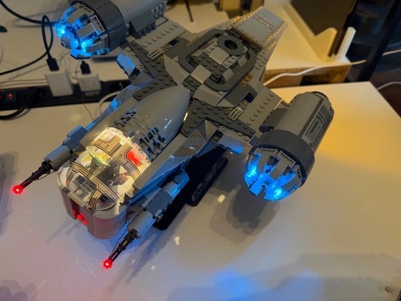 LEGO Star Wars 75292 The Razor Crest op statief LED, Kinderen en Baby's, Speelgoed | Duplo en Lego, Ophalen, Gebruikt, Star Wars